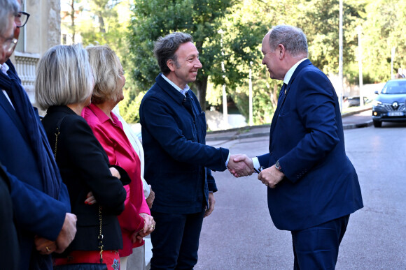 Exclusif - Le prince Albert II de Monaco a visité l'exposition photographique de l'artiste Micheline Pelletier " Les Açores Un jardin sur l'Atlantique " présentée par L'Oeil en Seyne, organisée par Jacqueline Franjou, la présidente de la Villa Tamaris à la Seyne sur Mer, le 11 octobre 2024. L'exposition se déroule du 15 octobre 2024 au 5 janvier 2025. Sur 3 niveaux, le public va voyager grace à l'objectif de Micheline Pelletier et les 200 photographies présentées, extraite du livre de Micheline, préfacé par Isabelle Autissier. Cette exposition salue aussi le travail scientifique du prince Albert 1er, qui effectua 13 expéditions dans cet archipel portugais. Dans les invités on pouvait noter la présence d'Emmanuel Falco, premier conseiller du prince, de l'ambassadeur du Portugal en France et à Monaco, M. José Duarte, le consul du Portugal à Marseille M. Alvarez, de M. Thomas Fouilleron, directeur des archives et de la bibliothèque du Palais Princier (qui ont enrichi de documents la salle dédiée au prince Albert 1er), de Vincent Vatrican, le directeur du centre des archives audiovisuelles de Monaco, de Pierre-Antoine Gérard, conservateur du Musée océanographique entre autres, du préfet du Var Pierre Mahet, de la sénatrice Françoise Dumont, ainsi que le président du Conseil départemental Jean-Louis Masson, sa vice-présidente en charge de la politique culturelle Virginie Lenoir, le vice-président de la Région François de Canson, ainsi que les maires et vice-président de la communauté d'agglomération TPM Mme Nathalie Bicais (La Seyne), Jean-Sébastien Vialatte (Six-Fours), Robert Bénéventi (Ollioules), Yann Tainguy, adjoint au maire de Toulon délégué à la Culture. © Bruno Bebert/Bestimage