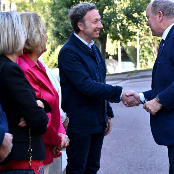 Exclusif - Le prince Albert II de Monaco a visité l'exposition photographique de l'artiste Micheline Pelletier " Les Açores Un jardin sur l'Atlantique " présentée par L'Oeil en Seyne, organisée par Jacqueline Franjou, la présidente de la Villa Tamaris à la Seyne sur Mer, le 11 octobre 2024. L'exposition se déroule du 15 octobre 2024 au 5 janvier 2025. Sur 3 niveaux, le public va voyager grace à l'objectif de Micheline Pelletier et les 200 photographies présentées, extraite du livre de Micheline, préfacé par Isabelle Autissier. Cette exposition salue aussi le travail scientifique du prince Albert 1er, qui effectua 13 expéditions dans cet archipel portugais. Dans les invités on pouvait noter la présence d'Emmanuel Falco, premier conseiller du prince, de l'ambassadeur du Portugal en France et à Monaco, M. José Duarte, le consul du Portugal à Marseille M. Alvarez, de M. Thomas Fouilleron, directeur des archives et de la bibliothèque du Palais Princier (qui ont enrichi de documents la salle dédiée au prince Albert 1er), de Vincent Vatrican, le directeur du centre des archives audiovisuelles de Monaco, de Pierre-Antoine Gérard, conservateur du Musée océanographique entre autres, du préfet du Var Pierre Mahet, de la sénatrice Françoise Dumont, ainsi que le président du Conseil départemental Jean-Louis Masson, sa vice-présidente en charge de la politique culturelle Virginie Lenoir, le vice-président de la Région François de Canson, ainsi que les maires et vice-président de la communauté d'agglomération TPM Mme Nathalie Bicais (La Seyne), Jean-Sébastien Vialatte (Six-Fours), Robert Bénéventi (Ollioules), Yann Tainguy, adjoint au maire de Toulon délégué à la Culture. © Bruno Bebert/Bestimage