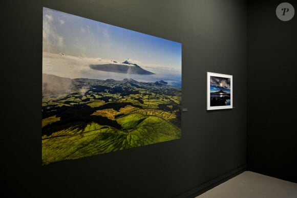 Exclusif - Le prince Albert II de Monaco a visité l'exposition photographique de l'artiste Micheline Pelletier " Les Açores Un jardin sur l'Atlantique " présentée par L'Oeil en Seyne, organisée par Jacqueline Franjou, la présidente de la Villa Tamaris à la Seyne sur Mer, le 11 octobre 2024. L'exposition se déroule du 15 octobre 2024 au 5 janvier 2025. Sur 3 niveaux, le public va voyager grace à l'objectif de Micheline Pelletier et les 200 photographies présentées, extraite du livre de Micheline, préfacé par Isabelle Autissier. Cette exposition salue aussi le travail scientifique du prince Albert 1er, qui effectua 13 expéditions dans cet archipel portugais. Dans les invités on pouvait noter la présence d'Emmanuel Falco, premier conseiller du prince, de l'ambassadeur du Portugal en France et à Monaco, M. José Duarte, le consul du Portugal à Marseille M. Alvarez, de M. Thomas Fouilleron, directeur des archives et de la bibliothèque du Palais Princier (qui ont enrichi de documents la salle dédiée au prince Albert 1er), de Vincent Vatrican, le directeur du centre des archives audiovisuelles de Monaco, de Pierre-Antoine Gérard, conservateur du Musée océanographique entre autres, du préfet du Var Pierre Mahet, de la sénatrice Françoise Dumont, ainsi que le président du Conseil départemental Jean-Louis Masson, sa vice-présidente en charge de la politique culturelle Virginie Lenoir, le vice-président de la Région François de Canson, ainsi que les maires et vice-président de la communauté d'agglomération TPM Mme Nathalie Bicais (La Seyne), Jean-Sébastien Vialatte (Six-Fours), Robert Bénéventi (Ollioules), Yann Tainguy, adjoint au maire de Toulon délégué à la Culture. © Bruno Bebert/Bestimage