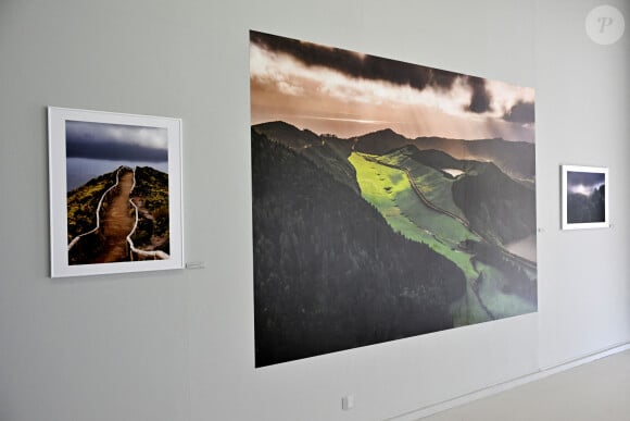 Exclusif - Le prince Albert II de Monaco a visité l'exposition photographique de l'artiste Micheline Pelletier " Les Açores Un jardin sur l'Atlantique " présentée par L'Oeil en Seyne, organisée par Jacqueline Franjou, la présidente de la Villa Tamaris à la Seyne sur Mer, le 11 octobre 2024. L'exposition se déroule du 15 octobre 2024 au 5 janvier 2025. Sur 3 niveaux, le public va voyager grace à l'objectif de Micheline Pelletier et les 200 photographies présentées, extraite du livre de Micheline, préfacé par Isabelle Autissier. Cette exposition salue aussi le travail scientifique du prince Albert 1er, qui effectua 13 expéditions dans cet archipel portugais. Dans les invités on pouvait noter la présence d'Emmanuel Falco, premier conseiller du prince, de l'ambassadeur du Portugal en France et à Monaco, M. José Duarte, le consul du Portugal à Marseille M. Alvarez, de M. Thomas Fouilleron, directeur des archives et de la bibliothèque du Palais Princier (qui ont enrichi de documents la salle dédiée au prince Albert 1er), de Vincent Vatrican, le directeur du centre des archives audiovisuelles de Monaco, de Pierre-Antoine Gérard, conservateur du Musée océanographique entre autres, du préfet du Var Pierre Mahet, de la sénatrice Françoise Dumont, ainsi que le président du Conseil départemental Jean-Louis Masson, sa vice-présidente en charge de la politique culturelle Virginie Lenoir, le vice-président de la Région François de Canson, ainsi que les maires et vice-président de la communauté d'agglomération TPM Mme Nathalie Bicais (La Seyne), Jean-Sébastien Vialatte (Six-Fours), Robert Bénéventi (Ollioules), Yann Tainguy, adjoint au maire de Toulon délégué à la Culture. © Bruno Bebert/Bestimage