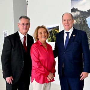 Exclusif - Christophe Robino, le ministre de la santé et des affaires sociales de Monaco, Micheline Pelletier et le prince Albert - Le prince Albert II de Monaco a visité l'exposition photographique de l'artiste Micheline Pelletier " Les Açores Un jardin sur l'Atlantique " présentée par L'Oeil en Seyne, organisée par Jacqueline Franjou, la présidente de la Villa Tamaris à la Seyne sur Mer, le 11 octobre 2024. L'exposition se déroule du 15 octobre 2024 au 5 janvier 2025. Sur 3 niveaux, le public va voyager grace à l'objectif de Micheline Pelletier et les 200 photographies présentées, extraite du livre de Micheline, préfacé par Isabelle Autissier. Cette exposition salue aussi le travail scientifique du prince Albert 1er, qui effectua 13 expéditions dans cet archipel portugais. Dans les invités on pouvait noter la présence d'Emmanuel Falco, premier conseiller du prince, de l'ambassadeur du Portugal en France et à Monaco, M. José Duarte, le consul du Portugal à Marseille M. Alvarez, de M. Thomas Fouilleron, directeur des archives et de la bibliothèque du Palais Princier (qui ont enrichi de documents la salle dédiée au prince Albert 1er), de Vincent Vatrican, le directeur du centre des archives audiovisuelles de Monaco, de Pierre-Antoine Gérard, conservateur du Musée océanographique entre autres, du préfet du Var Pierre Mahet, de la sénatrice Françoise Dumont, ainsi que le président du Conseil départemental Jean-Louis Masson, sa vice-présidente en charge de la politique culturelle Virginie Lenoir, le vice-président de la Région François de Canson, ainsi que les maires et vice-président de la communauté d'agglomération TPM Mme Nathalie Bicais (La Seyne), Jean-Sébastien Vialatte (Six-Fours), Robert Bénéventi (Ollioules), Yann Tainguy, adjoint au maire de Toulon délégué à la Culture. © Bruno Bebert/Bestimage 