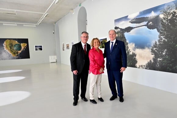 Exclusif - Christophe Robino, le ministre de la santé et des affaires sociales de Monaco, Micheline Pelletier et le prince Albert - Le prince Albert II de Monaco a visité l'exposition photographique de l'artiste Micheline Pelletier " Les Açores Un jardin sur l'Atlantique " présentée par L'Oeil en Seyne, organisée par Jacqueline Franjou, la présidente de la Villa Tamaris à la Seyne sur Mer, le 11 octobre 2024. L'exposition se déroule du 15 octobre 2024 au 5 janvier 2025. Sur 3 niveaux, le public va voyager grace à l'objectif de Micheline Pelletier et les 200 photographies présentées, extraite du livre de Micheline, préfacé par Isabelle Autissier. Cette exposition salue aussi le travail scientifique du prince Albert 1er, qui effectua 13 expéditions dans cet archipel portugais. Dans les invités on pouvait noter la présence d'Emmanuel Falco, premier conseiller du prince, de l'ambassadeur du Portugal en France et à Monaco, M. José Duarte, le consul du Portugal à Marseille M. Alvarez, de M. Thomas Fouilleron, directeur des archives et de la bibliothèque du Palais Princier (qui ont enrichi de documents la salle dédiée au prince Albert 1er), de Vincent Vatrican, le directeur du centre des archives audiovisuelles de Monaco, de Pierre-Antoine Gérard, conservateur du Musée océanographique entre autres, du préfet du Var Pierre Mahet, de la sénatrice Françoise Dumont, ainsi que le président du Conseil départemental Jean-Louis Masson, sa vice-présidente en charge de la politique culturelle Virginie Lenoir, le vice-président de la Région François de Canson, ainsi que les maires et vice-président de la communauté d'agglomération TPM Mme Nathalie Bicais (La Seyne), Jean-Sébastien Vialatte (Six-Fours), Robert Bénéventi (Ollioules), Yann Tainguy, adjoint au maire de Toulon délégué à la Culture. © Bruno Bebert/Bestimage 