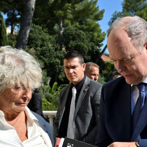 Exclusif - Jacqueline Franjou et le prince Albert - Le prince Albert II de Monaco a visité l'exposition photographique de l'artiste Micheline Pelletier " Les Açores Un jardin sur l'Atlantique " présentée par L'Oeil en Seyne, organisée par Jacqueline Franjou, la présidente de la Villa Tamaris à la Seyne sur Mer, le 11 octobre 2024. L'exposition se déroule du 15 octobre 2024 au 5 janvier 2025. Sur 3 niveaux, le public va voyager grace à l'objectif de Micheline Pelletier et les 200 photographies présentées, extraite du livre de Micheline, préfacé par Isabelle Autissier. Cette exposition salue aussi le travail scientifique du prince Albert 1er, qui effectua 13 expéditions dans cet archipel portugais. Dans les invités on pouvait noter la présence d'Emmanuel Falco, premier conseiller du prince, de l'ambassadeur du Portugal en France et à Monaco, M. José Duarte, le consul du Portugal à Marseille M. Alvarez, de M. Thomas Fouilleron, directeur des archives et de la bibliothèque du Palais Princier (qui ont enrichi de documents la salle dédiée au prince Albert 1er), de Vincent Vatrican, le directeur du centre des archives audiovisuelles de Monaco, de Pierre-Antoine Gérard, conservateur du Musée océanographique entre autres, du préfet du Var Pierre Mahet, de la sénatrice Françoise Dumont, ainsi que le président du Conseil départemental Jean-Louis Masson, sa vice-présidente en charge de la politique culturelle Virginie Lenoir, le vice-président de la Région François de Canson, ainsi que les maires et vice-président de la communauté d'agglomération TPM Mme Nathalie Bicais (La Seyne), Jean-Sébastien Vialatte (Six-Fours), Robert Bénéventi (Ollioules), Yann Tainguy, adjoint au maire de Toulon délégué à la Culture. © Bruno Bebert/Bestimage 