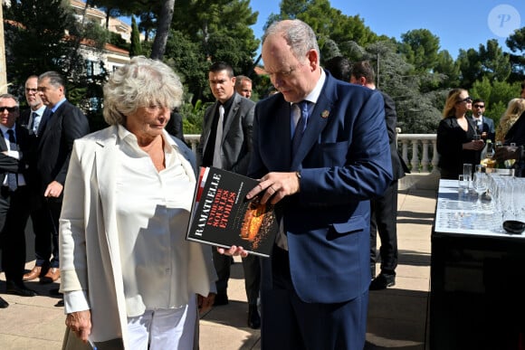 Exclusif - Jacqueline Franjou et le prince Albert - Le prince Albert II de Monaco a visité l'exposition photographique de l'artiste Micheline Pelletier " Les Açores Un jardin sur l'Atlantique " présentée par L'Oeil en Seyne, organisée par Jacqueline Franjou, la présidente de la Villa Tamaris à la Seyne sur Mer, le 11 octobre 2024. L'exposition se déroule du 15 octobre 2024 au 5 janvier 2025. Sur 3 niveaux, le public va voyager grace à l'objectif de Micheline Pelletier et les 200 photographies présentées, extraite du livre de Micheline, préfacé par Isabelle Autissier. Cette exposition salue aussi le travail scientifique du prince Albert 1er, qui effectua 13 expéditions dans cet archipel portugais. Dans les invités on pouvait noter la présence d'Emmanuel Falco, premier conseiller du prince, de l'ambassadeur du Portugal en France et à Monaco, M. José Duarte, le consul du Portugal à Marseille M. Alvarez, de M. Thomas Fouilleron, directeur des archives et de la bibliothèque du Palais Princier (qui ont enrichi de documents la salle dédiée au prince Albert 1er), de Vincent Vatrican, le directeur du centre des archives audiovisuelles de Monaco, de Pierre-Antoine Gérard, conservateur du Musée océanographique entre autres, du préfet du Var Pierre Mahet, de la sénatrice Françoise Dumont, ainsi que le président du Conseil départemental Jean-Louis Masson, sa vice-présidente en charge de la politique culturelle Virginie Lenoir, le vice-président de la Région François de Canson, ainsi que les maires et vice-président de la communauté d'agglomération TPM Mme Nathalie Bicais (La Seyne), Jean-Sébastien Vialatte (Six-Fours), Robert Bénéventi (Ollioules), Yann Tainguy, adjoint au maire de Toulon délégué à la Culture. © Bruno Bebert/Bestimage 