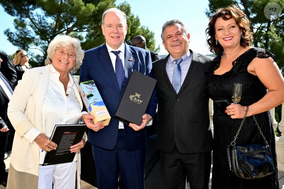 Exclusif - Le prince est avec Jacqueline Franjou et M. Fortunato Garcia et son épouse, fabriquant d'un vin renommé desAçores - Le prince Albert II de Monaco a visité l'exposition photographique de l'artiste Micheline Pelletier " Les Açores Un jardin sur l'Atlantique " présentée par L'Oeil en Seyne, organisée par Jacqueline Franjou, la présidente de la Villa Tamaris à la Seyne sur Mer, le 11 octobre 2024. L'exposition se déroule du 15 octobre 2024 au 5 janvier 2025. Sur 3 niveaux, le public va voyager grace à l'objectif de Micheline Pelletier et les 200 photographies présentées, extraite du livre de Micheline, préfacé par Isabelle Autissier. Cette exposition salue aussi le travail scientifique du prince Albert 1er, qui effectua 13 expéditions dans cet archipel portugais. Dans les invités on pouvait noter la présence d'Emmanuel Falco, premier conseiller du prince, de l'ambassadeur du Portugal en France et à Monaco, M. José Duarte, le consul du Portugal à Marseille M. Alvarez, de M. Thomas Fouilleron, directeur des archives et de la bibliothèque du Palais Princier (qui ont enrichi de documents la salle dédiée au prince Albert 1er), de Vincent Vatrican, le directeur du centre des archives audiovisuelles de Monaco, de Pierre-Antoine Gérard, conservateur du Musée océanographique entre autres, du préfet du Var Pierre Mahet, de la sénatrice Françoise Dumont, ainsi que le président du Conseil départemental Jean-Louis Masson, sa vice-présidente en charge de la politique culturelle Virginie Lenoir, le vice-président de la Région François de Canson, ainsi que les maires et vice-président de la communauté d'agglomération TPM Mme Nathalie Bicais (La Seyne), Jean-Sébastien Vialatte (Six-Fours), Robert Bénéventi (Ollioules), Yann Tainguy, adjoint au maire de Toulon délégué à la Culture. © Bruno Bebert/Bestimage 