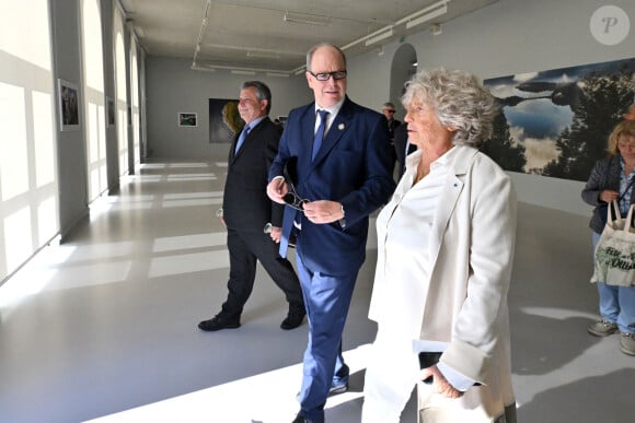 Le souverain monégasque s'est déplacé à la Seyne sur Mer le vendredi 11 octobre 2024
Exclusif - Le prince Albert II de Monaco a visité l'exposition photographique de l'artiste Micheline Pelletier " Les Açores Un jardin sur l'Atlantique " présentée par L'Oeil en Seyne, organisée par Jacqueline Franjou, la présidente de la Villa Tamaris à la Seyne sur Mer, le 11 octobre 2024. L'exposition se déroule du 15 octobre 2024 au 5 janvier 2025. Sur 3 niveaux, le public va voyager grace à l'objectif de Micheline Pelletier et les 200 photographies présentées, extraite du livre de Micheline, préfacé par Isabelle Autissier. Cette exposition salue aussi le travail scientifique du prince Albert 1er, qui effectua 13 expéditions dans cet archipel portugais. Dans les invités on pouvait noter la présence d'Emmanuel Falco, premier conseiller du prince, de l'ambassadeur du Portugal en France et à Monaco, M. José Duarte, le consul du Portugal à Marseille M. Alvarez, de M. Thomas Fouilleron, directeur des archives et de la bibliothèque du Palais Princier (qui ont enrichi de documents la salle dédiée au prince Albert 1er), de Vincent Vatrican, le directeur du centre des archives audiovisuelles de Monaco, de Pierre-Antoine Gérard, conservateur du Musée océanographique entre autres, du préfet du Var Pierre Mahet, de la sénatrice Françoise Dumont, ainsi que le président du Conseil départemental Jean-Louis Masson, sa vice-présidente en charge de la politique culturelle Virginie Lenoir, le vice-président de la Région François de Canson, ainsi que les maires et vice-président de la communauté d'agglomération TPM Mme Nathalie Bicais (La Seyne), Jean-Sébastien Vialatte (Six-Fours), Robert Bénéventi (Ollioules), Yann Tainguy, adjoint au maire de Toulon délégué à la Culture. © Bruno Bebert/Bestimage 