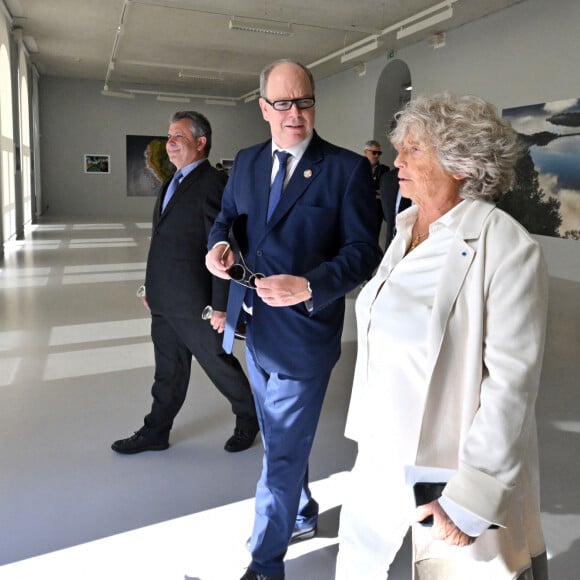 Le souverain monégasque s'est déplacé à la Seyne sur Mer le vendredi 11 octobre 2024
Exclusif - Le prince Albert II de Monaco a visité l'exposition photographique de l'artiste Micheline Pelletier " Les Açores Un jardin sur l'Atlantique " présentée par L'Oeil en Seyne, organisée par Jacqueline Franjou, la présidente de la Villa Tamaris à la Seyne sur Mer, le 11 octobre 2024. L'exposition se déroule du 15 octobre 2024 au 5 janvier 2025. Sur 3 niveaux, le public va voyager grace à l'objectif de Micheline Pelletier et les 200 photographies présentées, extraite du livre de Micheline, préfacé par Isabelle Autissier. Cette exposition salue aussi le travail scientifique du prince Albert 1er, qui effectua 13 expéditions dans cet archipel portugais. Dans les invités on pouvait noter la présence d'Emmanuel Falco, premier conseiller du prince, de l'ambassadeur du Portugal en France et à Monaco, M. José Duarte, le consul du Portugal à Marseille M. Alvarez, de M. Thomas Fouilleron, directeur des archives et de la bibliothèque du Palais Princier (qui ont enrichi de documents la salle dédiée au prince Albert 1er), de Vincent Vatrican, le directeur du centre des archives audiovisuelles de Monaco, de Pierre-Antoine Gérard, conservateur du Musée océanographique entre autres, du préfet du Var Pierre Mahet, de la sénatrice Françoise Dumont, ainsi que le président du Conseil départemental Jean-Louis Masson, sa vice-présidente en charge de la politique culturelle Virginie Lenoir, le vice-président de la Région François de Canson, ainsi que les maires et vice-président de la communauté d'agglomération TPM Mme Nathalie Bicais (La Seyne), Jean-Sébastien Vialatte (Six-Fours), Robert Bénéventi (Ollioules), Yann Tainguy, adjoint au maire de Toulon délégué à la Culture. © Bruno Bebert/Bestimage 