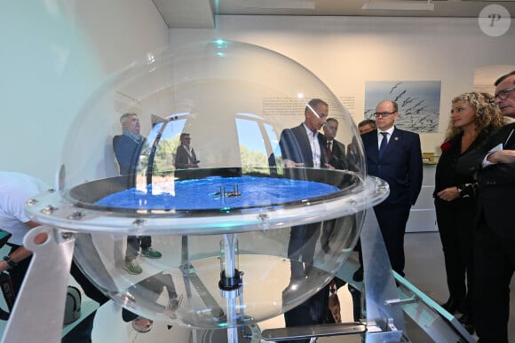 Exclusif - Thierry Carlin présente au prince un système pour déssaliné l'eau de mer - Le prince Albert II de Monaco a visité l'exposition photographique de l'artiste Micheline Pelletier " Les Açores Un jardin sur l'Atlantique " présentée par L'Oeil en Seyne, organisée par Jacqueline Franjou, la présidente de la Villa Tamaris à la Seyne sur Mer, le 11 octobre 2024. L'exposition se déroule du 15 octobre 2024 au 5 janvier 2025. Sur 3 niveaux, le public va voyager grace à l'objectif de Micheline Pelletier et les 200 photographies présentées, extraite du livre de Micheline, préfacé par Isabelle Autissier. Cette exposition salue aussi le travail scientifique du prince Albert 1er, qui effectua 13 expéditions dans cet archipel portugais. Dans les invités on pouvait noter la présence d'Emmanuel Falco, premier conseiller du prince, de l'ambassadeur du Portugal en France et à Monaco, M. José Duarte, le consul du Portugal à Marseille M. Alvarez, de M. Thomas Fouilleron, directeur des archives et de la bibliothèque du Palais Princier (qui ont enrichi de documents la salle dédiée au prince Albert 1er), de Vincent Vatrican, le directeur du centre des archives audiovisuelles de Monaco, de Pierre-Antoine Gérard, conservateur du Musée océanographique entre autres, du préfet du Var Pierre Mahet, de la sénatrice Françoise Dumont, ainsi que le président du Conseil départemental Jean-Louis Masson, sa vice-présidente en charge de la politique culturelle Virginie Lenoir, le vice-président de la Région François de Canson, ainsi que les maires et vice-président de la communauté d'agglomération TPM Mme Nathalie Bicais (La Seyne), Jean-Sébastien Vialatte (Six-Fours), Robert Bénéventi (Ollioules), Yann Tainguy, adjoint au maire de Toulon délégué à la Culture. © Bruno Bebert/Bestimage