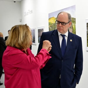 Le prince Albert a ainsi pu découvrir l'exposition photographique de l'artiste Micheline Pelletier, baptisée Les Açores Un jardin sur l'Atlantique
Exclusif - Le prince Albert II de Monaco a visité l'exposition photographique de l'artiste Micheline Pelletier " Les Açores Un jardin sur l'Atlantique " présentée par L'Oeil en Seyne, organisée par Jacqueline Franjou, la présidente de la Villa Tamaris à la Seyne sur Mer, le 11 octobre 2024. L'exposition se déroule du 15 octobre 2024 au 5 janvier 2025. Sur 3 niveaux, le public va voyager grace à l'objectif de Micheline Pelletier et les 200 photographies présentées, extraite du livre de Micheline, préfacé par Isabelle Autissier. Cette exposition salue aussi le travail scientifique du prince Albert 1er, qui effectua 13 expéditions dans cet archipel portugais. Dans les invités on pouvait noter la présence d'Emmanuel Falco, premier conseiller du prince, de l'ambassadeur du Portugal en France et à Monaco, M. José Duarte, le consul du Portugal à Marseille M. Alvarez, de M. Thomas Fouilleron, directeur des archives et de la bibliothèque du Palais Princier (qui ont enrichi de documents la salle dédiée au prince Albert 1er), de Vincent Vatrican, le directeur du centre des archives audiovisuelles de Monaco, de Pierre-Antoine Gérard, conservateur du Musée océanographique entre autres, du préfet du Var Pierre Mahet, de la sénatrice Françoise Dumont, ainsi que le président du Conseil départemental Jean-Louis Masson, sa vice-présidente en charge de la politique culturelle Virginie Lenoir, le vice-président de la Région François de Canson, ainsi que les maires et vice-président de la communauté d'agglomération TPM Mme Nathalie Bicais (La Seyne), Jean-Sébastien Vialatte (Six-Fours), Robert Bénéventi (Ollioules), Yann Tainguy, adjoint au maire de Toulon délégué à la Culture. © Bruno Bebert/Bestimage