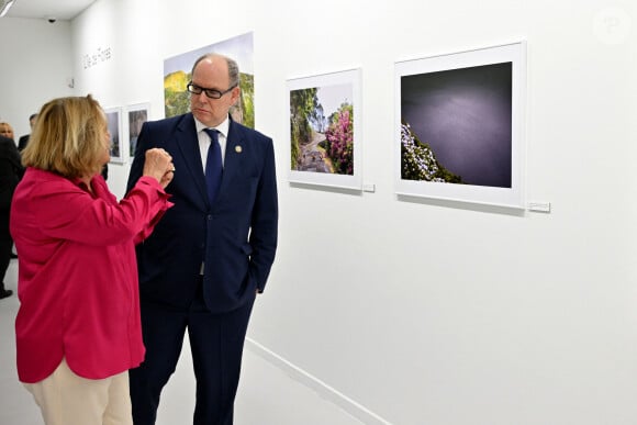 Le prince Albert a ainsi pu découvrir l'exposition photographique de l'artiste Micheline Pelletier, baptisée Les Açores Un jardin sur l'Atlantique
Exclusif - Le prince Albert II de Monaco a visité l'exposition photographique de l'artiste Micheline Pelletier " Les Açores Un jardin sur l'Atlantique " présentée par L'Oeil en Seyne, organisée par Jacqueline Franjou, la présidente de la Villa Tamaris à la Seyne sur Mer, le 11 octobre 2024. L'exposition se déroule du 15 octobre 2024 au 5 janvier 2025. Sur 3 niveaux, le public va voyager grace à l'objectif de Micheline Pelletier et les 200 photographies présentées, extraite du livre de Micheline, préfacé par Isabelle Autissier. Cette exposition salue aussi le travail scientifique du prince Albert 1er, qui effectua 13 expéditions dans cet archipel portugais. Dans les invités on pouvait noter la présence d'Emmanuel Falco, premier conseiller du prince, de l'ambassadeur du Portugal en France et à Monaco, M. José Duarte, le consul du Portugal à Marseille M. Alvarez, de M. Thomas Fouilleron, directeur des archives et de la bibliothèque du Palais Princier (qui ont enrichi de documents la salle dédiée au prince Albert 1er), de Vincent Vatrican, le directeur du centre des archives audiovisuelles de Monaco, de Pierre-Antoine Gérard, conservateur du Musée océanographique entre autres, du préfet du Var Pierre Mahet, de la sénatrice Françoise Dumont, ainsi que le président du Conseil départemental Jean-Louis Masson, sa vice-présidente en charge de la politique culturelle Virginie Lenoir, le vice-président de la Région François de Canson, ainsi que les maires et vice-président de la communauté d'agglomération TPM Mme Nathalie Bicais (La Seyne), Jean-Sébastien Vialatte (Six-Fours), Robert Bénéventi (Ollioules), Yann Tainguy, adjoint au maire de Toulon délégué à la Culture. © Bruno Bebert/Bestimage