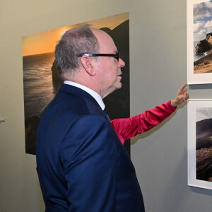 Exclusif - Le prince Albert II de Monaco a visité l'exposition photographique de l'artiste Micheline Pelletier " Les Açores Un jardin sur l'Atlantique " présentée par L'Oeil en Seyne, organisée par Jacqueline Franjou, la présidente de la Villa Tamaris à la Seyne sur Mer, le 11 octobre 2024. L'exposition se déroule du 15 octobre 2024 au 5 janvier 2025. Sur 3 niveaux, le public va voyager grace à l'objectif de Micheline Pelletier et les 200 photographies présentées, extraite du livre de Micheline, préfacé par Isabelle Autissier. Cette exposition salue aussi le travail scientifique du prince Albert 1er, qui effectua 13 expéditions dans cet archipel portugais. Dans les invités on pouvait noter la présence d'Emmanuel Falco, premier conseiller du prince, de l'ambassadeur du Portugal en France et à Monaco, M. José Duarte, le consul du Portugal à Marseille M. Alvarez, de M. Thomas Fouilleron, directeur des archives et de la bibliothèque du Palais Princier (qui ont enrichi de documents la salle dédiée au prince Albert 1er), de Vincent Vatrican, le directeur du centre des archives audiovisuelles de Monaco, de Pierre-Antoine Gérard, conservateur du Musée océanographique entre autres, du préfet du Var Pierre Mahet, de la sénatrice Françoise Dumont, ainsi que le président du Conseil départemental Jean-Louis Masson, sa vice-présidente en charge de la politique culturelle Virginie Lenoir, le vice-président de la Région François de Canson, ainsi que les maires et vice-président de la communauté d'agglomération TPM Mme Nathalie Bicais (La Seyne), Jean-Sébastien Vialatte (Six-Fours), Robert Bénéventi (Ollioules), Yann Tainguy, adjoint au maire de Toulon délégué à la Culture. © Bruno Bebert/Bestimage