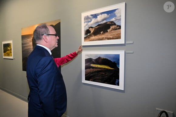 Exclusif - Le prince Albert II de Monaco a visité l'exposition photographique de l'artiste Micheline Pelletier " Les Açores Un jardin sur l'Atlantique " présentée par L'Oeil en Seyne, organisée par Jacqueline Franjou, la présidente de la Villa Tamaris à la Seyne sur Mer, le 11 octobre 2024. L'exposition se déroule du 15 octobre 2024 au 5 janvier 2025. Sur 3 niveaux, le public va voyager grace à l'objectif de Micheline Pelletier et les 200 photographies présentées, extraite du livre de Micheline, préfacé par Isabelle Autissier. Cette exposition salue aussi le travail scientifique du prince Albert 1er, qui effectua 13 expéditions dans cet archipel portugais. Dans les invités on pouvait noter la présence d'Emmanuel Falco, premier conseiller du prince, de l'ambassadeur du Portugal en France et à Monaco, M. José Duarte, le consul du Portugal à Marseille M. Alvarez, de M. Thomas Fouilleron, directeur des archives et de la bibliothèque du Palais Princier (qui ont enrichi de documents la salle dédiée au prince Albert 1er), de Vincent Vatrican, le directeur du centre des archives audiovisuelles de Monaco, de Pierre-Antoine Gérard, conservateur du Musée océanographique entre autres, du préfet du Var Pierre Mahet, de la sénatrice Françoise Dumont, ainsi que le président du Conseil départemental Jean-Louis Masson, sa vice-présidente en charge de la politique culturelle Virginie Lenoir, le vice-président de la Région François de Canson, ainsi que les maires et vice-président de la communauté d'agglomération TPM Mme Nathalie Bicais (La Seyne), Jean-Sébastien Vialatte (Six-Fours), Robert Bénéventi (Ollioules), Yann Tainguy, adjoint au maire de Toulon délégué à la Culture. © Bruno Bebert/Bestimage