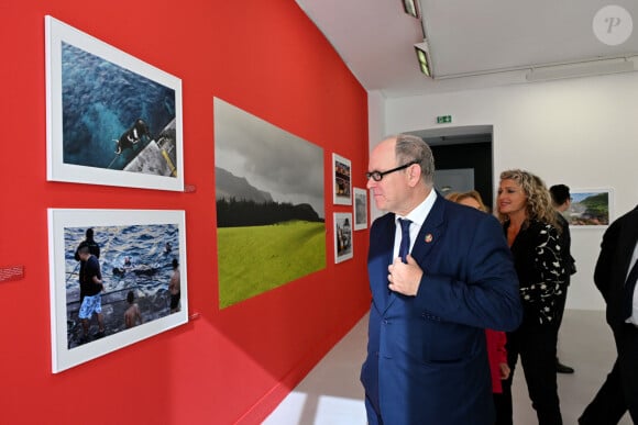 Exclusif - Le prince Albert II de Monaco a visité l'exposition photographique de l'artiste Micheline Pelletier " Les Açores Un jardin sur l'Atlantique " présentée par L'Oeil en Seyne, organisée par Jacqueline Franjou, la présidente de la Villa Tamaris à la Seyne sur Mer, le 11 octobre 2024. L'exposition se déroule du 15 octobre 2024 au 5 janvier 2025. Sur 3 niveaux, le public va voyager grace à l'objectif de Micheline Pelletier et les 200 photographies présentées, extraite du livre de Micheline, préfacé par Isabelle Autissier. Cette exposition salue aussi le travail scientifique du prince Albert 1er, qui effectua 13 expéditions dans cet archipel portugais. Dans les invités on pouvait noter la présence d'Emmanuel Falco, premier conseiller du prince, de l'ambassadeur du Portugal en France et à Monaco, M. José Duarte, le consul du Portugal à Marseille M. Alvarez, de M. Thomas Fouilleron, directeur des archives et de la bibliothèque du Palais Princier (qui ont enrichi de documents la salle dédiée au prince Albert 1er), de Vincent Vatrican, le directeur du centre des archives audiovisuelles de Monaco, de Pierre-Antoine Gérard, conservateur du Musée océanographique entre autres, du préfet du Var Pierre Mahet, de la sénatrice Françoise Dumont, ainsi que le président du Conseil départemental Jean-Louis Masson, sa vice-présidente en charge de la politique culturelle Virginie Lenoir, le vice-président de la Région François de Canson, ainsi que les maires et vice-président de la communauté d'agglomération TPM Mme Nathalie Bicais (La Seyne), Jean-Sébastien Vialatte (Six-Fours), Robert Bénéventi (Ollioules), Yann Tainguy, adjoint au maire de Toulon délégué à la Culture. © Bruno Bebert/Bestimage