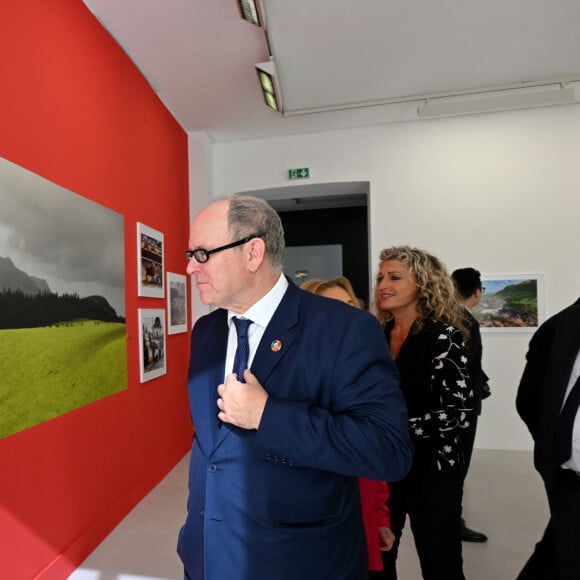 Exclusif - Le prince Albert II de Monaco a visité l'exposition photographique de l'artiste Micheline Pelletier " Les Açores Un jardin sur l'Atlantique " présentée par L'Oeil en Seyne, organisée par Jacqueline Franjou, la présidente de la Villa Tamaris à la Seyne sur Mer, le 11 octobre 2024. L'exposition se déroule du 15 octobre 2024 au 5 janvier 2025. Sur 3 niveaux, le public va voyager grace à l'objectif de Micheline Pelletier et les 200 photographies présentées, extraite du livre de Micheline, préfacé par Isabelle Autissier. Cette exposition salue aussi le travail scientifique du prince Albert 1er, qui effectua 13 expéditions dans cet archipel portugais. Dans les invités on pouvait noter la présence d'Emmanuel Falco, premier conseiller du prince, de l'ambassadeur du Portugal en France et à Monaco, M. José Duarte, le consul du Portugal à Marseille M. Alvarez, de M. Thomas Fouilleron, directeur des archives et de la bibliothèque du Palais Princier (qui ont enrichi de documents la salle dédiée au prince Albert 1er), de Vincent Vatrican, le directeur du centre des archives audiovisuelles de Monaco, de Pierre-Antoine Gérard, conservateur du Musée océanographique entre autres, du préfet du Var Pierre Mahet, de la sénatrice Françoise Dumont, ainsi que le président du Conseil départemental Jean-Louis Masson, sa vice-présidente en charge de la politique culturelle Virginie Lenoir, le vice-président de la Région François de Canson, ainsi que les maires et vice-président de la communauté d'agglomération TPM Mme Nathalie Bicais (La Seyne), Jean-Sébastien Vialatte (Six-Fours), Robert Bénéventi (Ollioules), Yann Tainguy, adjoint au maire de Toulon délégué à la Culture. © Bruno Bebert/Bestimage