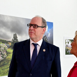 Exclusif - Le prince Albert II de Monaco a visité l'exposition photographique de l'artiste Micheline Pelletier " Les Açores Un jardin sur l'Atlantique " présentée par L'Oeil en Seyne, organisée par Jacqueline Franjou, la présidente de la Villa Tamaris à la Seyne sur Mer, le 11 octobre 2024. L'exposition se déroule du 15 octobre 2024 au 5 janvier 2025. Sur 3 niveaux, le public va voyager grace à l'objectif de Micheline Pelletier et les 200 photographies présentées, extraite du livre de Micheline, préfacé par Isabelle Autissier. Cette exposition salue aussi le travail scientifique du prince Albert 1er, qui effectua 13 expéditions dans cet archipel portugais. Dans les invités on pouvait noter la présence d'Emmanuel Falco, premier conseiller du prince, de l'ambassadeur du Portugal en France et à Monaco, M. José Duarte, le consul du Portugal à Marseille M. Alvarez, de M. Thomas Fouilleron, directeur des archives et de la bibliothèque du Palais Princier (qui ont enrichi de documents la salle dédiée au prince Albert 1er), de Vincent Vatrican, le directeur du centre des archives audiovisuelles de Monaco, de Pierre-Antoine Gérard, conservateur du Musée océanographique entre autres, du préfet du Var Pierre Mahet, de la sénatrice Françoise Dumont, ainsi que le président du Conseil départemental Jean-Louis Masson, sa vice-présidente en charge de la politique culturelle Virginie Lenoir, le vice-président de la Région François de Canson, ainsi que les maires et vice-président de la communauté d'agglomération TPM Mme Nathalie Bicais (La Seyne), Jean-Sébastien Vialatte (Six-Fours), Robert Bénéventi (Ollioules), Yann Tainguy, adjoint au maire de Toulon délégué à la Culture. © Bruno Bebert/Bestimage