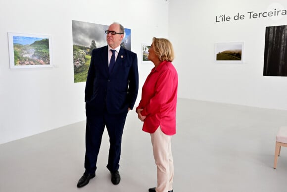 Exclusif - Le prince Albert II de Monaco a visité l'exposition photographique de l'artiste Micheline Pelletier " Les Açores Un jardin sur l'Atlantique " présentée par L'Oeil en Seyne, organisée par Jacqueline Franjou, la présidente de la Villa Tamaris à la Seyne sur Mer, le 11 octobre 2024. L'exposition se déroule du 15 octobre 2024 au 5 janvier 2025. Sur 3 niveaux, le public va voyager grace à l'objectif de Micheline Pelletier et les 200 photographies présentées, extraite du livre de Micheline, préfacé par Isabelle Autissier. Cette exposition salue aussi le travail scientifique du prince Albert 1er, qui effectua 13 expéditions dans cet archipel portugais. Dans les invités on pouvait noter la présence d'Emmanuel Falco, premier conseiller du prince, de l'ambassadeur du Portugal en France et à Monaco, M. José Duarte, le consul du Portugal à Marseille M. Alvarez, de M. Thomas Fouilleron, directeur des archives et de la bibliothèque du Palais Princier (qui ont enrichi de documents la salle dédiée au prince Albert 1er), de Vincent Vatrican, le directeur du centre des archives audiovisuelles de Monaco, de Pierre-Antoine Gérard, conservateur du Musée océanographique entre autres, du préfet du Var Pierre Mahet, de la sénatrice Françoise Dumont, ainsi que le président du Conseil départemental Jean-Louis Masson, sa vice-présidente en charge de la politique culturelle Virginie Lenoir, le vice-président de la Région François de Canson, ainsi que les maires et vice-président de la communauté d'agglomération TPM Mme Nathalie Bicais (La Seyne), Jean-Sébastien Vialatte (Six-Fours), Robert Bénéventi (Ollioules), Yann Tainguy, adjoint au maire de Toulon délégué à la Culture. © Bruno Bebert/Bestimage