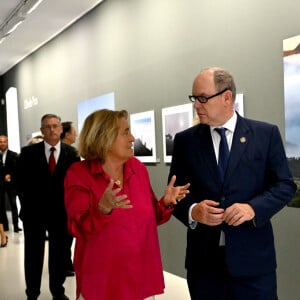 Exclusif - Le prince Albert II de Monaco a visité l'exposition photographique de l'artiste Micheline Pelletier " Les Açores Un jardin sur l'Atlantique " présentée par L'Oeil en Seyne, organisée par Jacqueline Franjou, la présidente de la Villa Tamaris à la Seyne sur Mer, le 11 octobre 2024. L'exposition se déroule du 15 octobre 2024 au 5 janvier 2025. Sur 3 niveaux, le public va voyager grace à l'objectif de Micheline Pelletier et les 200 photographies présentées, extraite du livre de Micheline, préfacé par Isabelle Autissier. Cette exposition salue aussi le travail scientifique du prince Albert 1er, qui effectua 13 expéditions dans cet archipel portugais. Dans les invités on pouvait noter la présence d'Emmanuel Falco, premier conseiller du prince, de l'ambassadeur du Portugal en France et à Monaco, M. José Duarte, le consul du Portugal à Marseille M. Alvarez, de M. Thomas Fouilleron, directeur des archives et de la bibliothèque du Palais Princier (qui ont enrichi de documents la salle dédiée au prince Albert 1er), de Vincent Vatrican, le directeur du centre des archives audiovisuelles de Monaco, de Pierre-Antoine Gérard, conservateur du Musée océanographique entre autres, du préfet du Var Pierre Mahet, de la sénatrice Françoise Dumont, ainsi que le président du Conseil départemental Jean-Louis Masson, sa vice-présidente en charge de la politique culturelle Virginie Lenoir, le vice-président de la Région François de Canson, ainsi que les maires et vice-président de la communauté d'agglomération TPM Mme Nathalie Bicais (La Seyne), Jean-Sébastien Vialatte (Six-Fours), Robert Bénéventi (Ollioules), Yann Tainguy, adjoint au maire de Toulon délégué à la Culture. © Bruno Bebert/Bestimage