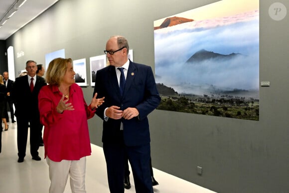 Exclusif - Le prince Albert II de Monaco a visité l'exposition photographique de l'artiste Micheline Pelletier " Les Açores Un jardin sur l'Atlantique " présentée par L'Oeil en Seyne, organisée par Jacqueline Franjou, la présidente de la Villa Tamaris à la Seyne sur Mer, le 11 octobre 2024. L'exposition se déroule du 15 octobre 2024 au 5 janvier 2025. Sur 3 niveaux, le public va voyager grace à l'objectif de Micheline Pelletier et les 200 photographies présentées, extraite du livre de Micheline, préfacé par Isabelle Autissier. Cette exposition salue aussi le travail scientifique du prince Albert 1er, qui effectua 13 expéditions dans cet archipel portugais. Dans les invités on pouvait noter la présence d'Emmanuel Falco, premier conseiller du prince, de l'ambassadeur du Portugal en France et à Monaco, M. José Duarte, le consul du Portugal à Marseille M. Alvarez, de M. Thomas Fouilleron, directeur des archives et de la bibliothèque du Palais Princier (qui ont enrichi de documents la salle dédiée au prince Albert 1er), de Vincent Vatrican, le directeur du centre des archives audiovisuelles de Monaco, de Pierre-Antoine Gérard, conservateur du Musée océanographique entre autres, du préfet du Var Pierre Mahet, de la sénatrice Françoise Dumont, ainsi que le président du Conseil départemental Jean-Louis Masson, sa vice-présidente en charge de la politique culturelle Virginie Lenoir, le vice-président de la Région François de Canson, ainsi que les maires et vice-président de la communauté d'agglomération TPM Mme Nathalie Bicais (La Seyne), Jean-Sébastien Vialatte (Six-Fours), Robert Bénéventi (Ollioules), Yann Tainguy, adjoint au maire de Toulon délégué à la Culture. © Bruno Bebert/Bestimage