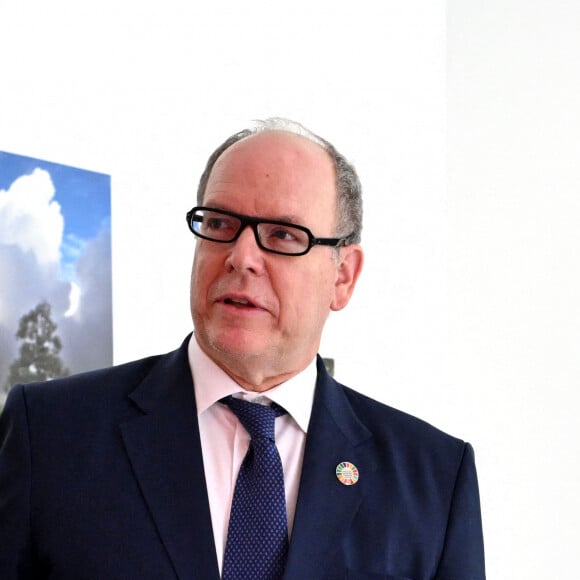 Le prince Albert a temporairement quitté le Rocher
Exclusif - Le prince Albert II de Monaco a visité l'exposition photographique de l'artiste Micheline Pelletier " Les Açores Un jardin sur l'Atlantique " présentée par L'Oeil en Seyne, organisée par Jacqueline Franjou, la présidente de la Villa Tamaris à la Seyne sur Mer. L'exposition se déroule du 15 octobre 2024 au 5 janvier 2025. Sur 3 niveaux, le public va voyager grace à l'objectif de Micheline Pelletier et les 200 photographies présentées, extraite du livre de Micheline, préfacé par Isabelle Autissier. Cette exposition salue aussi le travail scientifique du prince Albert 1er, qui effectua 13 expéditions dans cet archipel portugais. Dans les invités on pouvait noter la présence d'Emmanuel Falco, premier conseiller du prince, de l'ambassadeur du Portugal en France et à Monaco, M. José Duarte, le consul du Portugal à Marseille M. Alvarez, de M. Thomas Fouilleron, directeur des archives et de la bibliothèque du Palais Princier (qui ont enrichi de documents la salle dédiée au prince Albert 1er), de Vincent Vatrican, le directeur du centre des archives audiovisuelles de Monaco, de Pierre-Antoine Gérard, conservateur du Musée océanographique entre autres, du préfet du Var Pierre Mahet, de la sénatrice Françoise Dumont, ainsi que le président du Conseil départemental Jean-Louis Masson, sa vice-présidente en charge de la politique culturelle Virginie Lenoir, le vice-président de la Région François de Canson, ainsi que les maires et vice-président de la communauté d'agglomération TPM Mme Nathalie Bicais (La Seyne), Jean-Sébastien Vialatte (Six-Fours), Robert Bénéventi (Ollioules), Yann Tainguy, adjoint au maire de Toulon délégué à la Culture. © Bruno Bebert/Bestimage