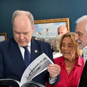 Exclusif - Le prince Albert II est avec Bernard Castel, dont son arrière grand-père a photographié le prince Albert 1er lors de ses passages à la Seyne et notamment de le chantier naval qui lui avait fabriqué son navire - Le prince Albert II de Monaco a visité l'exposition photographique de l'artiste Micheline Pelletier " Les Açores Un jardin sur l'Atlantique " présentée par L'Oeil en Seyne, organisée par Jacqueline Franjou, la présidente de la Villa Tamaris à la Seyne sur Mer, le 11 octobre 2024. L'exposition se déroule du 15 octobre 2024 au 5 janvier 2025. Sur 3 niveaux, le public va voyager grace à l'objectif de Micheline Pelletier et les 200 photographies présentées, extraite du livre de Micheline, préfacé par Isabelle Autissier. Cette exposition salue aussi le travail scientifique du prince Albert 1er, qui effectua 13 expéditions dans cet archipel portugais. Dans les invités on pouvait noter la présence d'Emmanuel Falco, premier conseiller du prince, de l'ambassadeur du Portugal en France et à Monaco, M. José Duarte, le consul du Portugal à Marseille M. Alvarez, de M. Thomas Fouilleron, directeur des archives et de la bibliothèque du Palais Princier (qui ont enrichi de documents la salle dédiée au prince Albert 1er), de Vincent Vatrican, le directeur du centre des archives audiovisuelles de Monaco, de Pierre-Antoine Gérard, conservateur du Musée océanographique entre autres, du préfet du Var Pierre Mahet, de la sénatrice Françoise Dumont, ainsi que le président du Conseil départemental Jean-Louis Masson, sa vice-présidente en charge de la politique culturelle Virginie Lenoir, le vice-président de la Région François de Canson, ainsi que les maires et vice-président de la communauté d'agglomération TPM Mme Nathalie Bicais (La Seyne), Jean-Sébastien Vialatte (Six-Fours), Robert Bénéventi (Ollioules), Yann Tainguy, adjoint au maire de Toulon délégué à la Culture. © Bruno Bebert/Bestimage