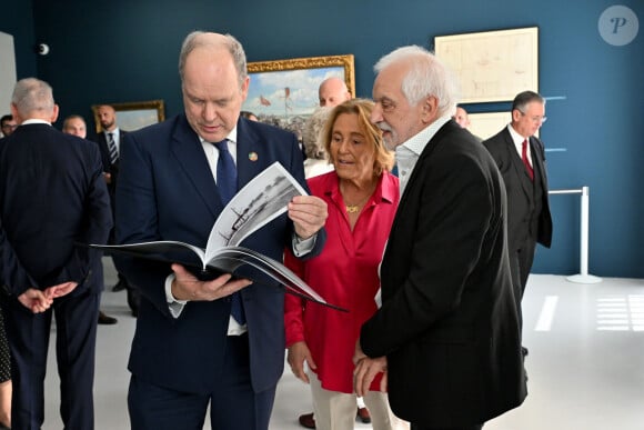 Exclusif - Le prince Albert II est avec Bernard Castel, dont son arrière grand-père a photographié le prince Albert 1er lors de ses passages à la Seyne et notamment de le chantier naval qui lui avait fabriqué son navire - Le prince Albert II de Monaco a visité l'exposition photographique de l'artiste Micheline Pelletier " Les Açores Un jardin sur l'Atlantique " présentée par L'Oeil en Seyne, organisée par Jacqueline Franjou, la présidente de la Villa Tamaris à la Seyne sur Mer, le 11 octobre 2024. L'exposition se déroule du 15 octobre 2024 au 5 janvier 2025. Sur 3 niveaux, le public va voyager grace à l'objectif de Micheline Pelletier et les 200 photographies présentées, extraite du livre de Micheline, préfacé par Isabelle Autissier. Cette exposition salue aussi le travail scientifique du prince Albert 1er, qui effectua 13 expéditions dans cet archipel portugais. Dans les invités on pouvait noter la présence d'Emmanuel Falco, premier conseiller du prince, de l'ambassadeur du Portugal en France et à Monaco, M. José Duarte, le consul du Portugal à Marseille M. Alvarez, de M. Thomas Fouilleron, directeur des archives et de la bibliothèque du Palais Princier (qui ont enrichi de documents la salle dédiée au prince Albert 1er), de Vincent Vatrican, le directeur du centre des archives audiovisuelles de Monaco, de Pierre-Antoine Gérard, conservateur du Musée océanographique entre autres, du préfet du Var Pierre Mahet, de la sénatrice Françoise Dumont, ainsi que le président du Conseil départemental Jean-Louis Masson, sa vice-présidente en charge de la politique culturelle Virginie Lenoir, le vice-président de la Région François de Canson, ainsi que les maires et vice-président de la communauté d'agglomération TPM Mme Nathalie Bicais (La Seyne), Jean-Sébastien Vialatte (Six-Fours), Robert Bénéventi (Ollioules), Yann Tainguy, adjoint au maire de Toulon délégué à la Culture. © Bruno Bebert/Bestimage