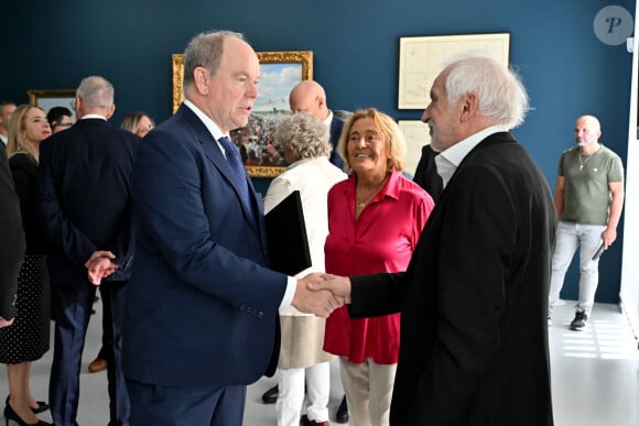 Exclusif - Le prince Albert II est avec Bernard Castel, dont son arrière grand-père a photographié le prince Albert 1er lors de ses passages à la Seyne et notamment de le chantier naval qui lui avait fabriqué son navire - Le prince Albert II de Monaco a visité l'exposition photographique de l'artiste Micheline Pelletier " Les Açores Un jardin sur l'Atlantique " présentée par L'Oeil en Seyne, organisée par Jacqueline Franjou, la présidente de la Villa Tamaris à la Seyne sur Mer, le 11 octobre 2024. L'exposition se déroule du 15 octobre 2024 au 5 janvier 2025. Sur 3 niveaux, le public va voyager grace à l'objectif de Micheline Pelletier et les 200 photographies présentées, extraite du livre de Micheline, préfacé par Isabelle Autissier. Cette exposition salue aussi le travail scientifique du prince Albert 1er, qui effectua 13 expéditions dans cet archipel portugais. Dans les invités on pouvait noter la présence d'Emmanuel Falco, premier conseiller du prince, de l'ambassadeur du Portugal en France et à Monaco, M. José Duarte, le consul du Portugal à Marseille M. Alvarez, de M. Thomas Fouilleron, directeur des archives et de la bibliothèque du Palais Princier (qui ont enrichi de documents la salle dédiée au prince Albert 1er), de Vincent Vatrican, le directeur du centre des archives audiovisuelles de Monaco, de Pierre-Antoine Gérard, conservateur du Musée océanographique entre autres, du préfet du Var Pierre Mahet, de la sénatrice Françoise Dumont, ainsi que le président du Conseil départemental Jean-Louis Masson, sa vice-présidente en charge de la politique culturelle Virginie Lenoir, le vice-président de la Région François de Canson, ainsi que les maires et vice-président de la communauté d'agglomération TPM Mme Nathalie Bicais (La Seyne), Jean-Sébastien Vialatte (Six-Fours), Robert Bénéventi (Ollioules), Yann Tainguy, adjoint au maire de Toulon délégué à la Culture. © Bruno Bebert/Bestimage