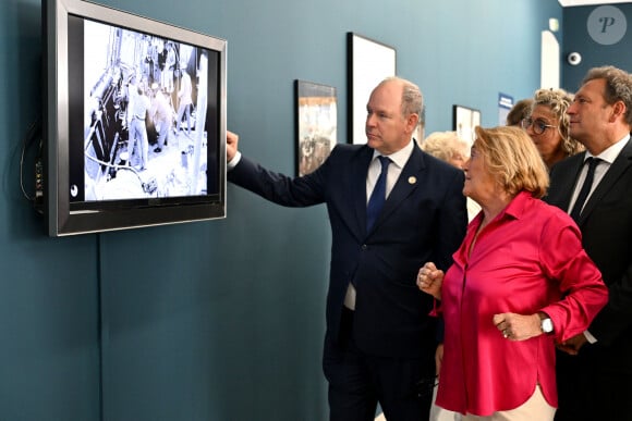 Exclusif - Le prince Albert II de Monaco a visité l'exposition photographique de l'artiste Micheline Pelletier " Les Açores Un jardin sur l'Atlantique " présentée par L'Oeil en Seyne, organisée par Jacqueline Franjou, la présidente de la Villa Tamaris à la Seyne sur Mer, le 11 octobre 2024. L'exposition se déroule du 15 octobre 2024 au 5 janvier 2025. Sur 3 niveaux, le public va voyager grace à l'objectif de Micheline Pelletier et les 200 photographies présentées, extraite du livre de Micheline, préfacé par Isabelle Autissier. Cette exposition salue aussi le travail scientifique du prince Albert 1er, qui effectua 13 expéditions dans cet archipel portugais. Dans les invités on pouvait noter la présence d'Emmanuel Falco, premier conseiller du prince, de l'ambassadeur du Portugal en France et à Monaco, M. José Duarte, le consul du Portugal à Marseille M. Alvarez, de M. Thomas Fouilleron, directeur des archives et de la bibliothèque du Palais Princier (qui ont enrichi de documents la salle dédiée au prince Albert 1er), de Vincent Vatrican, le directeur du centre des archives audiovisuelles de Monaco, de Pierre-Antoine Gérard, conservateur du Musée océanographique entre autres, du préfet du Var Pierre Mahet, de la sénatrice Françoise Dumont, ainsi que le président du Conseil départemental Jean-Louis Masson, sa vice-présidente en charge de la politique culturelle Virginie Lenoir, le vice-président de la Région François de Canson, ainsi que les maires et vice-président de la communauté d'agglomération TPM Mme Nathalie Bicais (La Seyne), Jean-Sébastien Vialatte (Six-Fours), Robert Bénéventi (Ollioules), Yann Tainguy, adjoint au maire de Toulon délégué à la Culture. © Bruno Bebert/Bestimage