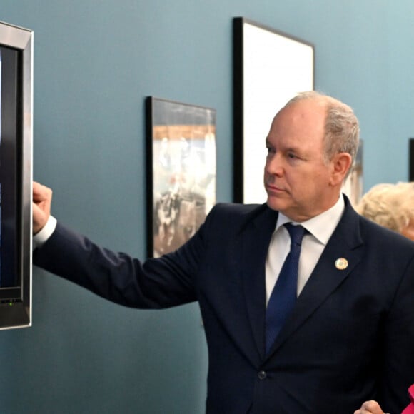 Exclusif - Le prince Albert II de Monaco a visité l'exposition photographique de l'artiste Micheline Pelletier " Les Açores Un jardin sur l'Atlantique " présentée par L'Oeil en Seyne, organisée par Jacqueline Franjou, la présidente de la Villa Tamaris à la Seyne sur Mer, le 11 octobre 2024. L'exposition se déroule du 15 octobre 2024 au 5 janvier 2025. Sur 3 niveaux, le public va voyager grace à l'objectif de Micheline Pelletier et les 200 photographies présentées, extraite du livre de Micheline, préfacé par Isabelle Autissier. Cette exposition salue aussi le travail scientifique du prince Albert 1er, qui effectua 13 expéditions dans cet archipel portugais. Dans les invités on pouvait noter la présence d'Emmanuel Falco, premier conseiller du prince, de l'ambassadeur du Portugal en France et à Monaco, M. José Duarte, le consul du Portugal à Marseille M. Alvarez, de M. Thomas Fouilleron, directeur des archives et de la bibliothèque du Palais Princier (qui ont enrichi de documents la salle dédiée au prince Albert 1er), de Vincent Vatrican, le directeur du centre des archives audiovisuelles de Monaco, de Pierre-Antoine Gérard, conservateur du Musée océanographique entre autres, du préfet du Var Pierre Mahet, de la sénatrice Françoise Dumont, ainsi que le président du Conseil départemental Jean-Louis Masson, sa vice-présidente en charge de la politique culturelle Virginie Lenoir, le vice-président de la Région François de Canson, ainsi que les maires et vice-président de la communauté d'agglomération TPM Mme Nathalie Bicais (La Seyne), Jean-Sébastien Vialatte (Six-Fours), Robert Bénéventi (Ollioules), Yann Tainguy, adjoint au maire de Toulon délégué à la Culture. © Bruno Bebert/Bestimage