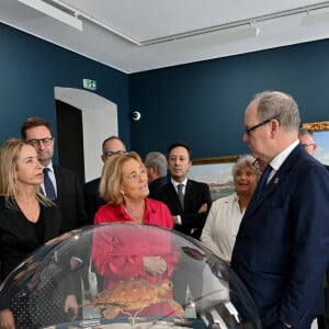 Exclusif - Le prince Albert II de Monaco a visité l'exposition photographique de l'artiste Micheline Pelletier " Les Açores Un jardin sur l'Atlantique " présentée par L'Oeil en Seyne, organisée par Jacqueline Franjou, la présidente de la Villa Tamaris à la Seyne sur Mer, le 11 octobre 2024. L'exposition se déroule du 15 octobre 2024 au 5 janvier 2025. Sur 3 niveaux, le public va voyager grace à l'objectif de Micheline Pelletier et les 200 photographies présentées, extraite du livre de Micheline, préfacé par Isabelle Autissier. Cette exposition salue aussi le travail scientifique du prince Albert 1er, qui effectua 13 expéditions dans cet archipel portugais. Dans les invités on pouvait noter la présence d'Emmanuel Falco, premier conseiller du prince, de l'ambassadeur du Portugal en France et à Monaco, M. José Duarte, le consul du Portugal à Marseille M. Alvarez, de M. Thomas Fouilleron, directeur des archives et de la bibliothèque du Palais Princier (qui ont enrichi de documents la salle dédiée au prince Albert 1er), de Vincent Vatrican, le directeur du centre des archives audiovisuelles de Monaco, de Pierre-Antoine Gérard, conservateur du Musée océanographique entre autres, du préfet du Var Pierre Mahet, de la sénatrice Françoise Dumont, ainsi que le président du Conseil départemental Jean-Louis Masson, sa vice-présidente en charge de la politique culturelle Virginie Lenoir, le vice-président de la Région François de Canson, ainsi que les maires et vice-président de la communauté d'agglomération TPM Mme Nathalie Bicais (La Seyne), Jean-Sébastien Vialatte (Six-Fours), Robert Bénéventi (Ollioules), Yann Tainguy, adjoint au maire de Toulon délégué à la Culture. © Bruno Bebert/Bestimage