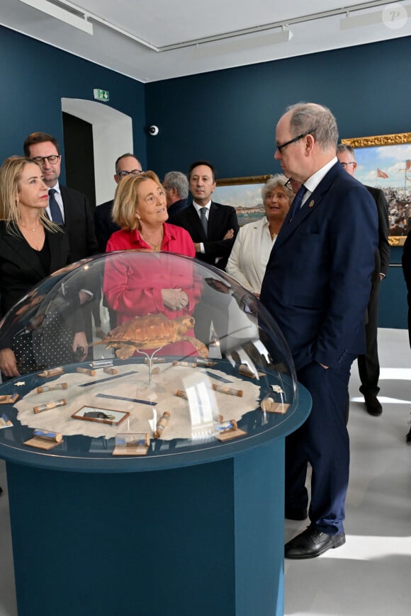 Exclusif - Le prince Albert II de Monaco a visité l'exposition photographique de l'artiste Micheline Pelletier " Les Açores Un jardin sur l'Atlantique " présentée par L'Oeil en Seyne, organisée par Jacqueline Franjou, la présidente de la Villa Tamaris à la Seyne sur Mer, le 11 octobre 2024. L'exposition se déroule du 15 octobre 2024 au 5 janvier 2025. Sur 3 niveaux, le public va voyager grace à l'objectif de Micheline Pelletier et les 200 photographies présentées, extraite du livre de Micheline, préfacé par Isabelle Autissier. Cette exposition salue aussi le travail scientifique du prince Albert 1er, qui effectua 13 expéditions dans cet archipel portugais. Dans les invités on pouvait noter la présence d'Emmanuel Falco, premier conseiller du prince, de l'ambassadeur du Portugal en France et à Monaco, M. José Duarte, le consul du Portugal à Marseille M. Alvarez, de M. Thomas Fouilleron, directeur des archives et de la bibliothèque du Palais Princier (qui ont enrichi de documents la salle dédiée au prince Albert 1er), de Vincent Vatrican, le directeur du centre des archives audiovisuelles de Monaco, de Pierre-Antoine Gérard, conservateur du Musée océanographique entre autres, du préfet du Var Pierre Mahet, de la sénatrice Françoise Dumont, ainsi que le président du Conseil départemental Jean-Louis Masson, sa vice-présidente en charge de la politique culturelle Virginie Lenoir, le vice-président de la Région François de Canson, ainsi que les maires et vice-président de la communauté d'agglomération TPM Mme Nathalie Bicais (La Seyne), Jean-Sébastien Vialatte (Six-Fours), Robert Bénéventi (Ollioules), Yann Tainguy, adjoint au maire de Toulon délégué à la Culture. © Bruno Bebert/Bestimage