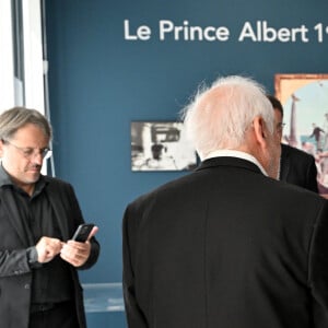 Exclusif - Le prince Albert II est avec Bernard Castel, dont son arrière grand-père a photographié le prince Albert 1er lors de ses passages à la Seyne et notamment de le chantier naval qui lui avait fabriqué son navire - Le prince Albert II de Monaco a visité l'exposition photographique de l'artiste Micheline Pelletier " Les Açores Un jardin sur l'Atlantique " présentée par L'Oeil en Seyne, organisée par Jacqueline Franjou, la présidente de la Villa Tamaris à la Seyne sur Mer, le 11 octobre 2024. L'exposition se déroule du 15 octobre 2024 au 5 janvier 2025. Sur 3 niveaux, le public va voyager grace à l'objectif de Micheline Pelletier et les 200 photographies présentées, extraite du livre de Micheline, préfacé par Isabelle Autissier. Cette exposition salue aussi le travail scientifique du prince Albert 1er, qui effectua 13 expéditions dans cet archipel portugais. Dans les invités on pouvait noter la présence d'Emmanuel Falco, premier conseiller du prince, de l'ambassadeur du Portugal en France et à Monaco, M. José Duarte, le consul du Portugal à Marseille M. Alvarez, de M. Thomas Fouilleron, directeur des archives et de la bibliothèque du Palais Princier (qui ont enrichi de documents la salle dédiée au prince Albert 1er), de Vincent Vatrican, le directeur du centre des archives audiovisuelles de Monaco, de Pierre-Antoine Gérard, conservateur du Musée océanographique entre autres, du préfet du Var Pierre Mahet, de la sénatrice Françoise Dumont, ainsi que le président du Conseil départemental Jean-Louis Masson, sa vice-présidente en charge de la politique culturelle Virginie Lenoir, le vice-président de la Région François de Canson, ainsi que les maires et vice-président de la communauté d'agglomération TPM Mme Nathalie Bicais (La Seyne), Jean-Sébastien Vialatte (Six-Fours), Robert Bénéventi (Ollioules), Yann Tainguy, adjoint au maire de Toulon délégué à la Culture. © Bruno Bebert/Bestimage