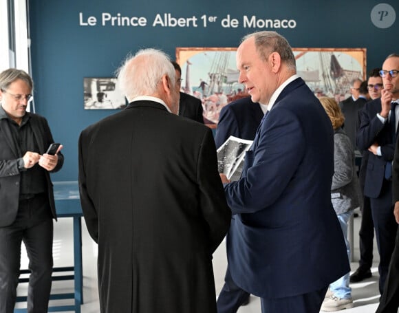 Exclusif - Le prince Albert II est avec Bernard Castel, dont son arrière grand-père a photographié le prince Albert 1er lors de ses passages à la Seyne et notamment de le chantier naval qui lui avait fabriqué son navire - Le prince Albert II de Monaco a visité l'exposition photographique de l'artiste Micheline Pelletier " Les Açores Un jardin sur l'Atlantique " présentée par L'Oeil en Seyne, organisée par Jacqueline Franjou, la présidente de la Villa Tamaris à la Seyne sur Mer, le 11 octobre 2024. L'exposition se déroule du 15 octobre 2024 au 5 janvier 2025. Sur 3 niveaux, le public va voyager grace à l'objectif de Micheline Pelletier et les 200 photographies présentées, extraite du livre de Micheline, préfacé par Isabelle Autissier. Cette exposition salue aussi le travail scientifique du prince Albert 1er, qui effectua 13 expéditions dans cet archipel portugais. Dans les invités on pouvait noter la présence d'Emmanuel Falco, premier conseiller du prince, de l'ambassadeur du Portugal en France et à Monaco, M. José Duarte, le consul du Portugal à Marseille M. Alvarez, de M. Thomas Fouilleron, directeur des archives et de la bibliothèque du Palais Princier (qui ont enrichi de documents la salle dédiée au prince Albert 1er), de Vincent Vatrican, le directeur du centre des archives audiovisuelles de Monaco, de Pierre-Antoine Gérard, conservateur du Musée océanographique entre autres, du préfet du Var Pierre Mahet, de la sénatrice Françoise Dumont, ainsi que le président du Conseil départemental Jean-Louis Masson, sa vice-présidente en charge de la politique culturelle Virginie Lenoir, le vice-président de la Région François de Canson, ainsi que les maires et vice-président de la communauté d'agglomération TPM Mme Nathalie Bicais (La Seyne), Jean-Sébastien Vialatte (Six-Fours), Robert Bénéventi (Ollioules), Yann Tainguy, adjoint au maire de Toulon délégué à la Culture. © Bruno Bebert/Bestimage