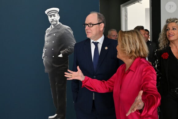 Exclusif - Le prince Albert II de Monaco a visité l'exposition photographique de l'artiste Micheline Pelletier " Les Açores Un jardin sur l'Atlantique " présentée par L'Oeil en Seyne, organisée par Jacqueline Franjou, la présidente de la Villa Tamaris à la Seyne sur Mer, le 11 octobre 2024. L'exposition se déroule du 15 octobre 2024 au 5 janvier 2025. Sur 3 niveaux, le public va voyager grace à l'objectif de Micheline Pelletier et les 200 photographies présentées, extraite du livre de Micheline, préfacé par Isabelle Autissier. Cette exposition salue aussi le travail scientifique du prince Albert 1er, qui effectua 13 expéditions dans cet archipel portugais. Dans les invités on pouvait noter la présence d'Emmanuel Falco, premier conseiller du prince, de l'ambassadeur du Portugal en France et à Monaco, M. José Duarte, le consul du Portugal à Marseille M. Alvarez, de M. Thomas Fouilleron, directeur des archives et de la bibliothèque du Palais Princier (qui ont enrichi de documents la salle dédiée au prince Albert 1er), de Vincent Vatrican, le directeur du centre des archives audiovisuelles de Monaco, de Pierre-Antoine Gérard, conservateur du Musée océanographique entre autres, du préfet du Var Pierre Mahet, de la sénatrice Françoise Dumont, ainsi que le président du Conseil départemental Jean-Louis Masson, sa vice-présidente en charge de la politique culturelle Virginie Lenoir, le vice-président de la Région François de Canson, ainsi que les maires et vice-président de la communauté d'agglomération TPM Mme Nathalie Bicais (La Seyne), Jean-Sébastien Vialatte (Six-Fours), Robert Bénéventi (Ollioules), Yann Tainguy, adjoint au maire de Toulon délégué à la Culture. © Bruno Bebert/Bestimage