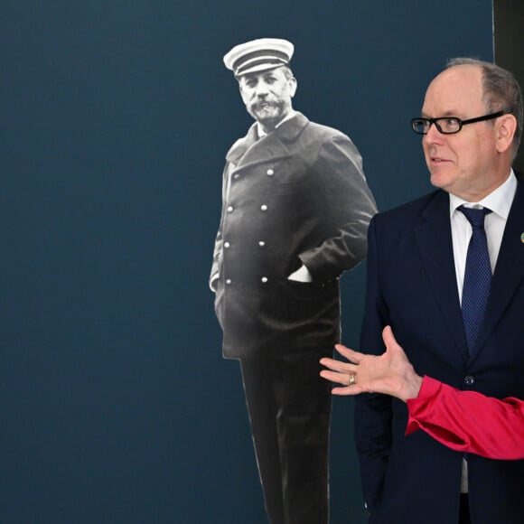 Exclusif - Le prince Albert II de Monaco a visité l'exposition photographique de l'artiste Micheline Pelletier " Les Açores Un jardin sur l'Atlantique " présentée par L'Oeil en Seyne, organisée par Jacqueline Franjou, la présidente de la Villa Tamaris à la Seyne sur Mer, le 11 octobre 2024. L'exposition se déroule du 15 octobre 2024 au 5 janvier 2025. Sur 3 niveaux, le public va voyager grace à l'objectif de Micheline Pelletier et les 200 photographies présentées, extraite du livre de Micheline, préfacé par Isabelle Autissier. Cette exposition salue aussi le travail scientifique du prince Albert 1er, qui effectua 13 expéditions dans cet archipel portugais. Dans les invités on pouvait noter la présence d'Emmanuel Falco, premier conseiller du prince, de l'ambassadeur du Portugal en France et à Monaco, M. José Duarte, le consul du Portugal à Marseille M. Alvarez, de M. Thomas Fouilleron, directeur des archives et de la bibliothèque du Palais Princier (qui ont enrichi de documents la salle dédiée au prince Albert 1er), de Vincent Vatrican, le directeur du centre des archives audiovisuelles de Monaco, de Pierre-Antoine Gérard, conservateur du Musée océanographique entre autres, du préfet du Var Pierre Mahet, de la sénatrice Françoise Dumont, ainsi que le président du Conseil départemental Jean-Louis Masson, sa vice-présidente en charge de la politique culturelle Virginie Lenoir, le vice-président de la Région François de Canson, ainsi que les maires et vice-président de la communauté d'agglomération TPM Mme Nathalie Bicais (La Seyne), Jean-Sébastien Vialatte (Six-Fours), Robert Bénéventi (Ollioules), Yann Tainguy, adjoint au maire de Toulon délégué à la Culture. © Bruno Bebert/Bestimage