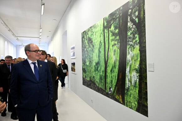 Exclusif - Le prince Albert II de Monaco a visité l'exposition photographique de l'artiste Micheline Pelletier " Les Açores Un jardin sur l'Atlantique " présentée par L'Oeil en Seyne, organisée par Jacqueline Franjou, la présidente de la Villa Tamaris à la Seyne sur Mer, le 11 octobre 2024. L'exposition se déroule du 15 octobre 2024 au 5 janvier 2025. Sur 3 niveaux, le public va voyager grace à l'objectif de Micheline Pelletier et les 200 photographies présentées, extraite du livre de Micheline, préfacé par Isabelle Autissier. Cette exposition salue aussi le travail scientifique du prince Albert 1er, qui effectua 13 expéditions dans cet archipel portugais. Dans les invités on pouvait noter la présence d'Emmanuel Falco, premier conseiller du prince, de l'ambassadeur du Portugal en France et à Monaco, M. José Duarte, le consul du Portugal à Marseille M. Alvarez, de M. Thomas Fouilleron, directeur des archives et de la bibliothèque du Palais Princier (qui ont enrichi de documents la salle dédiée au prince Albert 1er), de Vincent Vatrican, le directeur du centre des archives audiovisuelles de Monaco, de Pierre-Antoine Gérard, conservateur du Musée océanographique entre autres, du préfet du Var Pierre Mahet, de la sénatrice Françoise Dumont, ainsi que le président du Conseil départemental Jean-Louis Masson, sa vice-présidente en charge de la politique culturelle Virginie Lenoir, le vice-président de la Région François de Canson, ainsi que les maires et vice-président de la communauté d'agglomération TPM Mme Nathalie Bicais (La Seyne), Jean-Sébastien Vialatte (Six-Fours), Robert Bénéventi (Ollioules), Yann Tainguy, adjoint au maire de Toulon délégué à la Culture. © Bruno Bebert/Bestimage