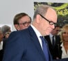 De nombreuses personnalités publiques locales avaient aussi fait le déplacement ce jour-là
Exclusif - Le prince est avec M. Fortunato Garcia, fabriquant d'un vin renommé des Açores - Le prince Albert II de Monaco a visité l'exposition photographique de l'artiste Micheline Pelletier " Les Açores Un jardin sur l'Atlantique " présentée par L'Oeil en Seyne, organisée par Jacqueline Franjou, la présidente de la Villa Tamaris à la Seyne sur Mer, le 11 octobre 2024. L'exposition se déroule du 15 octobre 2024 au 5 janvier 2025. Sur 3 niveaux, le public va voyager grace à l'objectif de Micheline Pelletier et les 200 photographies présentées, extraite du livre de Micheline, préfacé par Isabelle Autissier. Cette exposition salue aussi le travail scientifique du prince Albert 1er, qui effectua 13 expéditions dans cet archipel portugais. Dans les invités on pouvait noter la présence d'Emmanuel Falco, premier conseiller du prince, de l'ambassadeur du Portugal en France et à Monaco, M. José Duarte, le consul du Portugal à Marseille M. Alvarez, de M. Thomas Fouilleron, directeur des archives et de la bibliothèque du Palais Princier (qui ont enrichi de documents la salle dédiée au prince Albert 1er), de Vincent Vatrican, le directeur du centre des archives audiovisuelles de Monaco, de Pierre-Antoine Gérard, conservateur du Musée océanographique entre autres, du préfet du Var Pierre Mahet, de la sénatrice Françoise Dumont, ainsi que le président du Conseil départemental Jean-Louis Masson, sa vice-présidente en charge de la politique culturelle Virginie Lenoir, le vice-président de la Région François de Canson, ainsi que les maires et vice-président de la communauté d'agglomération TPM Mme Nathalie Bicais (La Seyne), Jean-Sébastien Vialatte (Six-Fours), Robert Bénéventi (Ollioules), Yann Tainguy, adjoint au maire de Toulon délégué à la Culture. © Bruno Bebert/Bestimage