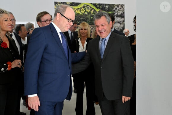 De nombreuses personnalités publiques locales avaient aussi fait le déplacement ce jour-là
Exclusif - Le prince est avec M. Fortunato Garcia, fabriquant d'un vin renommé des Açores - Le prince Albert II de Monaco a visité l'exposition photographique de l'artiste Micheline Pelletier " Les Açores Un jardin sur l'Atlantique " présentée par L'Oeil en Seyne, organisée par Jacqueline Franjou, la présidente de la Villa Tamaris à la Seyne sur Mer, le 11 octobre 2024. L'exposition se déroule du 15 octobre 2024 au 5 janvier 2025. Sur 3 niveaux, le public va voyager grace à l'objectif de Micheline Pelletier et les 200 photographies présentées, extraite du livre de Micheline, préfacé par Isabelle Autissier. Cette exposition salue aussi le travail scientifique du prince Albert 1er, qui effectua 13 expéditions dans cet archipel portugais. Dans les invités on pouvait noter la présence d'Emmanuel Falco, premier conseiller du prince, de l'ambassadeur du Portugal en France et à Monaco, M. José Duarte, le consul du Portugal à Marseille M. Alvarez, de M. Thomas Fouilleron, directeur des archives et de la bibliothèque du Palais Princier (qui ont enrichi de documents la salle dédiée au prince Albert 1er), de Vincent Vatrican, le directeur du centre des archives audiovisuelles de Monaco, de Pierre-Antoine Gérard, conservateur du Musée océanographique entre autres, du préfet du Var Pierre Mahet, de la sénatrice Françoise Dumont, ainsi que le président du Conseil départemental Jean-Louis Masson, sa vice-présidente en charge de la politique culturelle Virginie Lenoir, le vice-président de la Région François de Canson, ainsi que les maires et vice-président de la communauté d'agglomération TPM Mme Nathalie Bicais (La Seyne), Jean-Sébastien Vialatte (Six-Fours), Robert Bénéventi (Ollioules), Yann Tainguy, adjoint au maire de Toulon délégué à la Culture. © Bruno Bebert/Bestimage