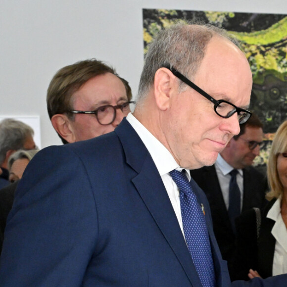 De nombreuses personnalités publiques locales avaient aussi fait le déplacement ce jour-là
Exclusif - Le prince est avec M. Fortunato Garcia, fabriquant d'un vin renommé des Açores - Le prince Albert II de Monaco a visité l'exposition photographique de l'artiste Micheline Pelletier " Les Açores Un jardin sur l'Atlantique " présentée par L'Oeil en Seyne, organisée par Jacqueline Franjou, la présidente de la Villa Tamaris à la Seyne sur Mer, le 11 octobre 2024. L'exposition se déroule du 15 octobre 2024 au 5 janvier 2025. Sur 3 niveaux, le public va voyager grace à l'objectif de Micheline Pelletier et les 200 photographies présentées, extraite du livre de Micheline, préfacé par Isabelle Autissier. Cette exposition salue aussi le travail scientifique du prince Albert 1er, qui effectua 13 expéditions dans cet archipel portugais. Dans les invités on pouvait noter la présence d'Emmanuel Falco, premier conseiller du prince, de l'ambassadeur du Portugal en France et à Monaco, M. José Duarte, le consul du Portugal à Marseille M. Alvarez, de M. Thomas Fouilleron, directeur des archives et de la bibliothèque du Palais Princier (qui ont enrichi de documents la salle dédiée au prince Albert 1er), de Vincent Vatrican, le directeur du centre des archives audiovisuelles de Monaco, de Pierre-Antoine Gérard, conservateur du Musée océanographique entre autres, du préfet du Var Pierre Mahet, de la sénatrice Françoise Dumont, ainsi que le président du Conseil départemental Jean-Louis Masson, sa vice-présidente en charge de la politique culturelle Virginie Lenoir, le vice-président de la Région François de Canson, ainsi que les maires et vice-président de la communauté d'agglomération TPM Mme Nathalie Bicais (La Seyne), Jean-Sébastien Vialatte (Six-Fours), Robert Bénéventi (Ollioules), Yann Tainguy, adjoint au maire de Toulon délégué à la Culture. © Bruno Bebert/Bestimage