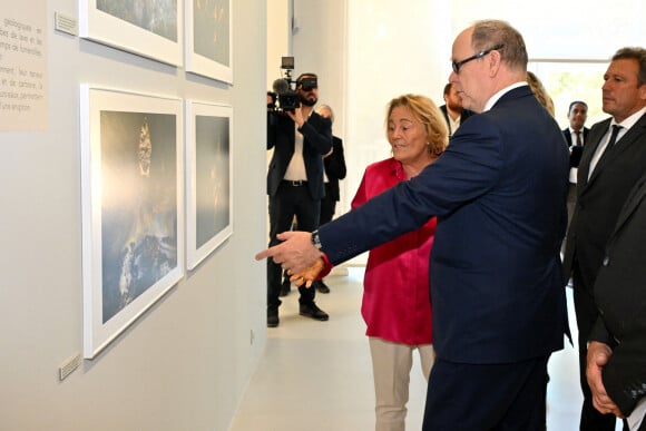 Exclusif - Le prince Albert II de Monaco a visité l'exposition photographique de l'artiste Micheline Pelletier " Les Açores Un jardin sur l'Atlantique " présentée par L'Oeil en Seyne, organisée par Jacqueline Franjou, la présidente de la Villa Tamaris à la Seyne sur Mer, le 11 octobre 2024. L'exposition se déroule du 15 octobre 2024 au 5 janvier 2025. Sur 3 niveaux, le public va voyager grace à l'objectif de Micheline Pelletier et les 200 photographies présentées, extraite du livre de Micheline, préfacé par Isabelle Autissier. Cette exposition salue aussi le travail scientifique du prince Albert 1er, qui effectua 13 expéditions dans cet archipel portugais. Dans les invités on pouvait noter la présence d'Emmanuel Falco, premier conseiller du prince, de l'ambassadeur du Portugal en France et à Monaco, M. José Duarte, le consul du Portugal à Marseille M. Alvarez, de M. Thomas Fouilleron, directeur des archives et de la bibliothèque du Palais Princier (qui ont enrichi de documents la salle dédiée au prince Albert 1er), de Vincent Vatrican, le directeur du centre des archives audiovisuelles de Monaco, de Pierre-Antoine Gérard, conservateur du Musée océanographique entre autres, du préfet du Var Pierre Mahet, de la sénatrice Françoise Dumont, ainsi que le président du Conseil départemental Jean-Louis Masson, sa vice-présidente en charge de la politique culturelle Virginie Lenoir, le vice-président de la Région François de Canson, ainsi que les maires et vice-président de la communauté d'agglomération TPM Mme Nathalie Bicais (La Seyne), Jean-Sébastien Vialatte (Six-Fours), Robert Bénéventi (Ollioules), Yann Tainguy, adjoint au maire de Toulon délégué à la Culture. © Bruno Bebert/Bestimage