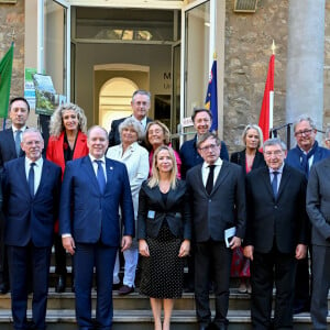 Exclusif - Sur la photo : François de Cansson, le vice-président de la Région PACA, Jean Louis Masson, le président de département du Var, le prince Albert II de Monaco, Véronqie Lenoir, la vice-présidente du département, Jean Sébastien Vialat, le maire de Six Fours, Robert Beneventi, le maire d'Ollioules, Philippe Mahé, le préfet du Var, second rang, Alvaro Ribeiro Esteves, le consul du Portugal à Marseille, José Augusto Duarte, l'ambassadeur du Portugal en France et à Monaco, Nathalie Bicais, la maire de La Seyne-sur-Mer, Jacqueline Franjou, la présidente de la Villa Tamaris, Micheline Pelletier, l'artiste photographe, Stéphane Bern, Mme Dominique Mahé, l'amiral Tanguy, Christophe Robino, le ministre de la santé et des affaires sociales de Monaco. Le prince Albert II de Monaco a visité l'exposition photographique de l'artiste Micheline Pelletier " Les Açores Un jardin sur l'Atlantique " présentée par L'Oeil en Seyne, organisée par Jacqueline Franjou, la présidente de la Villa Tamaris à la Seyne sur Mer, le 11 octobre 2024. L'exposition se déroule du 15 octobre 2024 au 5 janvier 2025. Sur 3 niveaux, le public va voyager grace à l'objectif de Micheline Pelletier et les 200 photographies présentées, extraite du livre de Micheline, préfacé par Isabelle Autissier. Cette exposition salue aussi le travail scientifique du prince Albert 1er, qui effectua 13 expéditions dans cet archipel portugais. Dans les invités on pouvait noter la présence d'Emmanuel Falco, premier conseiller du prince, de l'ambassadeur du Portugal en France et à Monaco, M. José Duarte, le consul du Portugal à Marseille M. Alvarez, de M. Thomas Fouilleron, directeur des archives et de la bibliothèque du Palais Princier (qui ont enrichi de documents la salle dédiée au prince Albert 1er), de Vincent Vatrican, le directeur du centre des archives audiovisuelles de Monaco, de Pierre-Antoine Gérard, conservateur du Musée océanographique entre autres, du préfet du Var Pierre Mahet, de la sénatrice Françoise Dumont, ainsi que le président du Conseil départemental Jean-Louis Masson, sa vice-présidente en charge de la politique culturelle Virginie Lenoir, le vice-président de la Région François de Canson, ainsi que les maires et vice-président de la communauté d'agglomération TPM Mme Nathalie Bicais (La Seyne), Jean-Sébastien Vialatte (Six-Fours), Robert Bénéventi (Ollioules), Yann Tainguy, adjoint au maire de Toulon délégué à la Culture. © Bruno Bebert/Bestimage