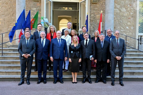 Exclusif - Sur la photo : François de Cansson, le vice-président de la Région PACA, Jean Louis Masson, le président de département du Var, le prince Albert II de Monaco, Véronqie Lenoir, la vice-présidente du département, Jean Sébastien Vialat, le maire de Six Fours, Robert Beneventi, le maire d'Ollioules, Philippe Mahé, le préfet du Var, second rang, Alvaro Ribeiro Esteves, le consul du Portugal à Marseille, José Augusto Duarte, l'ambassadeur du Portugal en France et à Monaco, Nathalie Bicais, la maire de La Seyne-sur-Mer, Jacqueline Franjou, la présidente de la Villa Tamaris, Micheline Pelletier, l'artiste photographe, Stéphane Bern, Mme Dominique Mahé, l'amiral Tanguy, Christophe Robino, le ministre de la santé et des affaires sociales de Monaco. Le prince Albert II de Monaco a visité l'exposition photographique de l'artiste Micheline Pelletier " Les Açores Un jardin sur l'Atlantique " présentée par L'Oeil en Seyne, organisée par Jacqueline Franjou, la présidente de la Villa Tamaris à la Seyne sur Mer, le 11 octobre 2024. L'exposition se déroule du 15 octobre 2024 au 5 janvier 2025. Sur 3 niveaux, le public va voyager grace à l'objectif de Micheline Pelletier et les 200 photographies présentées, extraite du livre de Micheline, préfacé par Isabelle Autissier. Cette exposition salue aussi le travail scientifique du prince Albert 1er, qui effectua 13 expéditions dans cet archipel portugais. Dans les invités on pouvait noter la présence d'Emmanuel Falco, premier conseiller du prince, de l'ambassadeur du Portugal en France et à Monaco, M. José Duarte, le consul du Portugal à Marseille M. Alvarez, de M. Thomas Fouilleron, directeur des archives et de la bibliothèque du Palais Princier (qui ont enrichi de documents la salle dédiée au prince Albert 1er), de Vincent Vatrican, le directeur du centre des archives audiovisuelles de Monaco, de Pierre-Antoine Gérard, conservateur du Musée océanographique entre autres, du préfet du Var Pierre Mahet, de la sénatrice Françoise Dumont, ainsi que le président du Conseil départemental Jean-Louis Masson, sa vice-présidente en charge de la politique culturelle Virginie Lenoir, le vice-président de la Région François de Canson, ainsi que les maires et vice-président de la communauté d'agglomération TPM Mme Nathalie Bicais (La Seyne), Jean-Sébastien Vialatte (Six-Fours), Robert Bénéventi (Ollioules), Yann Tainguy, adjoint au maire de Toulon délégué à la Culture. © Bruno Bebert/Bestimage