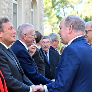 Exclusif - Le prince Albert II de Monaco a visité l'exposition photographique de l'artiste Micheline Pelletier " Les Açores Un jardin sur l'Atlantique " présentée par L'Oeil en Seyne, organisée par Jacqueline Franjou, la présidente de la Villa Tamaris à la Seyne sur Mer, le 11 octobre 2024. L'exposition se déroule du 15 octobre 2024 au 5 janvier 2025. Sur 3 niveaux, le public va voyager grace à l'objectif de Micheline Pelletier et les 200 photographies présentées, extraite du livre de Micheline, préfacé par Isabelle Autissier. Cette exposition salue aussi le travail scientifique du prince Albert 1er, qui effectua 13 expéditions dans cet archipel portugais. Dans les invités on pouvait noter la présence d'Emmanuel Falco, premier conseiller du prince, de l'ambassadeur du Portugal en France et à Monaco, M. José Duarte, le consul du Portugal à Marseille M. Alvarez, de M. Thomas Fouilleron, directeur des archives et de la bibliothèque du Palais Princier (qui ont enrichi de documents la salle dédiée au prince Albert 1er), de Vincent Vatrican, le directeur du centre des archives audiovisuelles de Monaco, de Pierre-Antoine Gérard, conservateur du Musée océanographique entre autres, du préfet du Var Pierre Mahet, de la sénatrice Françoise Dumont, ainsi que le président du Conseil départemental Jean-Louis Masson, sa vice-présidente en charge de la politique culturelle Virginie Lenoir, le vice-président de la Région François de Canson, ainsi que les maires et vice-président de la communauté d'agglomération TPM Mme Nathalie Bicais (La Seyne), Jean-Sébastien Vialatte (Six-Fours), Robert Bénéventi (Ollioules), Yann Tainguy, adjoint au maire de Toulon délégué à la Culture. © Bruno Bebert/Bestimage 