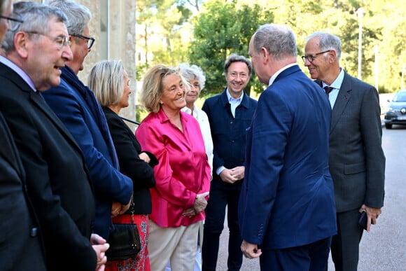 Exclusif - Le prince Albert II de Monaco a visité l'exposition photographique de l'artiste Micheline Pelletier " Les Açores Un jardin sur l'Atlantique " présentée par L'Oeil en Seyne, organisée par Jacqueline Franjou, la présidente de la Villa Tamaris à la Seyne sur Mer, le 11 octobre 2024. L'exposition se déroule du 15 octobre 2024 au 5 janvier 2025. Sur 3 niveaux, le public va voyager grace à l'objectif de Micheline Pelletier et les 200 photographies présentées, extraite du livre de Micheline, préfacé par Isabelle Autissier. Cette exposition salue aussi le travail scientifique du prince Albert 1er, qui effectua 13 expéditions dans cet archipel portugais. Dans les invités on pouvait noter la présence d'Emmanuel Falco, premier conseiller du prince, de l'ambassadeur du Portugal en France et à Monaco, M. José Duarte, le consul du Portugal à Marseille M. Alvarez, de M. Thomas Fouilleron, directeur des archives et de la bibliothèque du Palais Princier (qui ont enrichi de documents la salle dédiée au prince Albert 1er), de Vincent Vatrican, le directeur du centre des archives audiovisuelles de Monaco, de Pierre-Antoine Gérard, conservateur du Musée océanographique entre autres, du préfet du Var Pierre Mahet, de la sénatrice Françoise Dumont, ainsi que le président du Conseil départemental Jean-Louis Masson, sa vice-présidente en charge de la politique culturelle Virginie Lenoir, le vice-président de la Région François de Canson, ainsi que les maires et vice-président de la communauté d'agglomération TPM Mme Nathalie Bicais (La Seyne), Jean-Sébastien Vialatte (Six-Fours), Robert Bénéventi (Ollioules), Yann Tainguy, adjoint au maire de Toulon délégué à la Culture. © Bruno Bebert/Bestimage