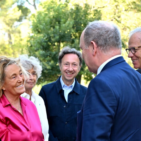 Exclusif - Le prince Albert II de Monaco a visité l'exposition photographique de l'artiste Micheline Pelletier " Les Açores Un jardin sur l'Atlantique " présentée par L'Oeil en Seyne, organisée par Jacqueline Franjou, la présidente de la Villa Tamaris à la Seyne sur Mer, le 11 octobre 2024. L'exposition se déroule du 15 octobre 2024 au 5 janvier 2025. Sur 3 niveaux, le public va voyager grace à l'objectif de Micheline Pelletier et les 200 photographies présentées, extraite du livre de Micheline, préfacé par Isabelle Autissier. Cette exposition salue aussi le travail scientifique du prince Albert 1er, qui effectua 13 expéditions dans cet archipel portugais. Dans les invités on pouvait noter la présence d'Emmanuel Falco, premier conseiller du prince, de l'ambassadeur du Portugal en France et à Monaco, M. José Duarte, le consul du Portugal à Marseille M. Alvarez, de M. Thomas Fouilleron, directeur des archives et de la bibliothèque du Palais Princier (qui ont enrichi de documents la salle dédiée au prince Albert 1er), de Vincent Vatrican, le directeur du centre des archives audiovisuelles de Monaco, de Pierre-Antoine Gérard, conservateur du Musée océanographique entre autres, du préfet du Var Pierre Mahet, de la sénatrice Françoise Dumont, ainsi que le président du Conseil départemental Jean-Louis Masson, sa vice-présidente en charge de la politique culturelle Virginie Lenoir, le vice-président de la Région François de Canson, ainsi que les maires et vice-président de la communauté d'agglomération TPM Mme Nathalie Bicais (La Seyne), Jean-Sébastien Vialatte (Six-Fours), Robert Bénéventi (Ollioules), Yann Tainguy, adjoint au maire de Toulon délégué à la Culture. © Bruno Bebert/Bestimage