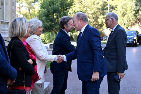 Exclusif - Le prince Albert II de Monaco a visité l'exposition photographique de l'artiste Micheline Pelletier " Les Açores Un jardin sur l'Atlantique " présentée par L'Oeil en Seyne, organisée par Jacqueline Franjou, la présidente de la Villa Tamaris à la Seyne sur Mer, le 11 octobre 2024. L'exposition se déroule du 15 octobre 2024 au 5 janvier 2025. Sur 3 niveaux, le public va voyager grace à l'objectif de Micheline Pelletier et les 200 photographies présentées, extraite du livre de Micheline, préfacé par Isabelle Autissier. Cette exposition salue aussi le travail scientifique du prince Albert 1er, qui effectua 13 expéditions dans cet archipel portugais. Dans les invités on pouvait noter la présence d'Emmanuel Falco, premier conseiller du prince, de l'ambassadeur du Portugal en France et à Monaco, M. José Duarte, le consul du Portugal à Marseille M. Alvarez, de M. Thomas Fouilleron, directeur des archives et de la bibliothèque du Palais Princier (qui ont enrichi de documents la salle dédiée au prince Albert 1er), de Vincent Vatrican, le directeur du centre des archives audiovisuelles de Monaco, de Pierre-Antoine Gérard, conservateur du Musée océanographique entre autres, du préfet du Var Pierre Mahet, de la sénatrice Françoise Dumont, ainsi que le président du Conseil départemental Jean-Louis Masson, sa vice-présidente en charge de la politique culturelle Virginie Lenoir, le vice-président de la Région François de Canson, ainsi que les maires et vice-président de la communauté d'agglomération TPM Mme Nathalie Bicais (La Seyne), Jean-Sébastien Vialatte (Six-Fours), Robert Bénéventi (Ollioules), Yann Tainguy, adjoint au maire de Toulon délégué à la Culture. © Bruno Bebert/Bestimage