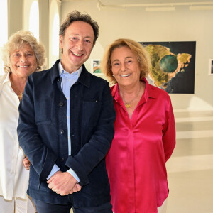 Exclusif - Jacquelijne Franjou, Stéphane Bern et Micheline Pelletier - Le prince Albert II de Monaco a visité l'exposition photographique de l'artiste Micheline Pelletier " Les Açores Un jardin sur l'Atlantique " présentée par L'Oeil en Seyne, organisée par Jacqueline Franjou, la présidente de la Villa Tamaris à la Seyne sur Mer, le 11 octobre 2024. L'exposition se déroule du 15 octobre 2024 au 5 janvier 2025. Sur 3 niveaux, le public va voyager grace à l'objectif de Micheline Pelletier et les 200 photographies présentées, extraite du livre de Micheline, préfacé par Isabelle Autissier. Cette exposition salue aussi le travail scientifique du prince Albert 1er, qui effectua 13 expéditions dans cet archipel portugais. Dans les invités on pouvait noter la présence d'Emmanuel Falco, premier conseiller du prince, de l'ambassadeur du Portugal en France et à Monaco, M. José Duarte, le consul du Portugal à Marseille M. Alvarez, de M. Thomas Fouilleron, directeur des archives et de la bibliothèque du Palais Princier (qui ont enrichi de documents la salle dédiée au prince Albert 1er), de Vincent Vatrican, le directeur du centre des archives audiovisuelles de Monaco, de Pierre-Antoine Gérard, conservateur du Musée océanographique entre autres, du préfet du Var Pierre Mahet, de la sénatrice Françoise Dumont, ainsi que le président du Conseil départemental Jean-Louis Masson, sa vice-présidente en charge de la politique culturelle Virginie Lenoir, le vice-président de la Région François de Canson, ainsi que les maires et vice-président de la communauté d'agglomération TPM Mme Nathalie Bicais (La Seyne), Jean-Sébastien Vialatte (Six-Fours), Robert Bénéventi (Ollioules), Yann Tainguy, adjoint au maire de Toulon délégué à la Culture. © Bruno Bebert/Bestimage 