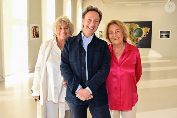 Exclusif - Jacquelijne Franjou, Stéphane Bern et Micheline Pelletier - Le prince Albert II de Monaco a visité l'exposition photographique de l'artiste Micheline Pelletier " Les Açores Un jardin sur l'Atlantique " présentée par L'Oeil en Seyne, organisée par Jacqueline Franjou, la présidente de la Villa Tamaris à la Seyne sur Mer, le 11 octobre 2024. L'exposition se déroule du 15 octobre 2024 au 5 janvier 2025. Sur 3 niveaux, le public va voyager grace à l'objectif de Micheline Pelletier et les 200 photographies présentées, extraite du livre de Micheline, préfacé par Isabelle Autissier. Cette exposition salue aussi le travail scientifique du prince Albert 1er, qui effectua 13 expéditions dans cet archipel portugais. Dans les invités on pouvait noter la présence d'Emmanuel Falco, premier conseiller du prince, de l'ambassadeur du Portugal en France et à Monaco, M. José Duarte, le consul du Portugal à Marseille M. Alvarez, de M. Thomas Fouilleron, directeur des archives et de la bibliothèque du Palais Princier (qui ont enrichi de documents la salle dédiée au prince Albert 1er), de Vincent Vatrican, le directeur du centre des archives audiovisuelles de Monaco, de Pierre-Antoine Gérard, conservateur du Musée océanographique entre autres, du préfet du Var Pierre Mahet, de la sénatrice Françoise Dumont, ainsi que le président du Conseil départemental Jean-Louis Masson, sa vice-présidente en charge de la politique culturelle Virginie Lenoir, le vice-président de la Région François de Canson, ainsi que les maires et vice-président de la communauté d'agglomération TPM Mme Nathalie Bicais (La Seyne), Jean-Sébastien Vialatte (Six-Fours), Robert Bénéventi (Ollioules), Yann Tainguy, adjoint au maire de Toulon délégué à la Culture. © Bruno Bebert/Bestimage 