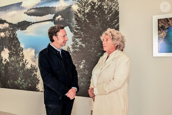 Exclusif - Stéphane Bern et Jacquelijne Franjou - Le prince Albert II de Monaco a visité l'exposition photographique de l'artiste Micheline Pelletier " Les Açores Un jardin sur l'Atlantique " présentée par L'Oeil en Seyne, organisée par Jacqueline Franjou, la présidente de la Villa Tamaris à la Seyne sur Mer, le 11 octobre 2024. L'exposition se déroule du 15 octobre 2024 au 5 janvier 2025. Sur 3 niveaux, le public va voyager grace à l'objectif de Micheline Pelletier et les 200 photographies présentées, extraite du livre de Micheline, préfacé par Isabelle Autissier. Cette exposition salue aussi le travail scientifique du prince Albert 1er, qui effectua 13 expéditions dans cet archipel portugais. Dans les invités on pouvait noter la présence d'Emmanuel Falco, premier conseiller du prince, de l'ambassadeur du Portugal en France et à Monaco, M. José Duarte, le consul du Portugal à Marseille M. Alvarez, de M. Thomas Fouilleron, directeur des archives et de la bibliothèque du Palais Princier (qui ont enrichi de documents la salle dédiée au prince Albert 1er), de Vincent Vatrican, le directeur du centre des archives audiovisuelles de Monaco, de Pierre-Antoine Gérard, conservateur du Musée océanographique entre autres, du préfet du Var Pierre Mahet, de la sénatrice Françoise Dumont, ainsi que le président du Conseil départemental Jean-Louis Masson, sa vice-présidente en charge de la politique culturelle Virginie Lenoir, le vice-président de la Région François de Canson, ainsi que les maires et vice-président de la communauté d'agglomération TPM Mme Nathalie Bicais (La Seyne), Jean-Sébastien Vialatte (Six-Fours), Robert Bénéventi (Ollioules), Yann Tainguy, adjoint au maire de Toulon délégué à la Culture. © Bruno Bebert/Bestimage 