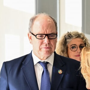 Exclusif - Le prince Albert II de Monaco a visité l'exposition photographique de l'artiste Micheline Pelletier " Les Açores Un jardin sur l'Atlantique " présentée par L'Oeil en Seyne, organisée par Jacqueline Franjou, la présidente de la Villa Tamaris à la Seyne sur Mer, le 11 octobre 2024. L'exposition se déroule du 15 octobre 2024 au 5 janvier 2025. Sur 3 niveaux, le public va voyager grace à l'objectif de Micheline Pelletier et les 200 photographies présentées, extraite du livre de Micheline, préfacé par Isabelle Autissier. Cette exposition salue aussi le travail scientifique du prince Albert 1er, qui effectua 13 expéditions dans cet archipel portugais. Dans les invités on pouvait noter la présence d'Emmanuel Falco, premier conseiller du prince, de l'ambassadeur du Portugal en France et à Monaco, M. José Duarte, le consul du Portugal à Marseille M. Alvarez, de M. Thomas Fouilleron, directeur des archives et de la bibliothèque du Palais Princier (qui ont enrichi de documents la salle dédiée au prince Albert 1er), de Vincent Vatrican, le directeur du centre des archives audiovisuelles de Monaco, de Pierre-Antoine Gérard, conservateur du Musée océanographique entre autres, du préfet du Var Pierre Mahet, de la sénatrice Françoise Dumont, ainsi que le président du Conseil départemental Jean-Louis Masson, sa vice-présidente en charge de la politique culturelle Virginie Lenoir, le vice-président de la Région François de Canson, ainsi que les maires et vice-président de la communauté d'agglomération TPM Mme Nathalie Bicais (La Seyne), Jean-Sébastien Vialatte (Six-Fours), Robert Bénéventi (Ollioules), Yann Tainguy, adjoint au maire de Toulon délégué à la Culture. © Bruno Bebert/Bestimage