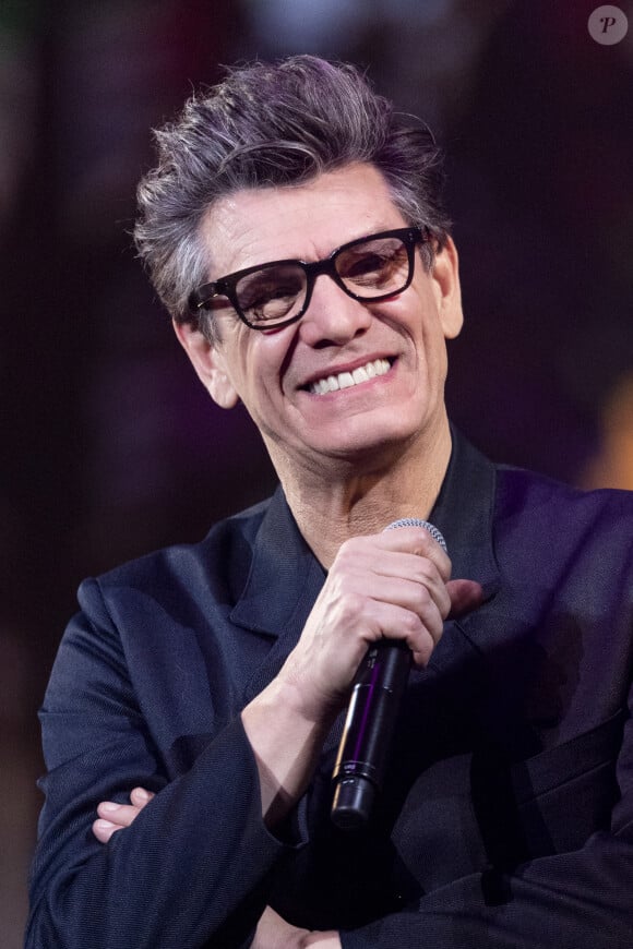 Le musicien et l'ancienne mannequin sont en couple depuis plusieurs mois
Exclusif - Marc Lavoine - Surprises - Enregistrement de l'émission "La Chanson secrète 10" diffusée sur TF1 le 22 janvier 2022 © Jacovides-Moreau / Bestimage Après le succès des précédentes éditions, " La Chanson secrète ", présentée par Nikos Aliagas et produite par DMLS TV, revient sur TF1. 8 artistes ne savent rien de ce qui va se passer pour eux ! Ils ont accepté de jouer le jeu, de se laisser totalement surprendre, émouvoir, parfois même déstabiliser car ils vont découvrir en même temps que les téléspectateurs une surprise : une chanson qui leur est chère revisitée et réinterprétée par un artiste. Des mises en scène spectaculaires au service de l'émotion... Et des émotions fortes pour l'artiste assis dans le fauteuil grâce à la venue sur le plateau de proches et d'invités inattendus. Les téléspectateurs seront aux premières loges pour vivre ces moments d'intimité musicale rare.